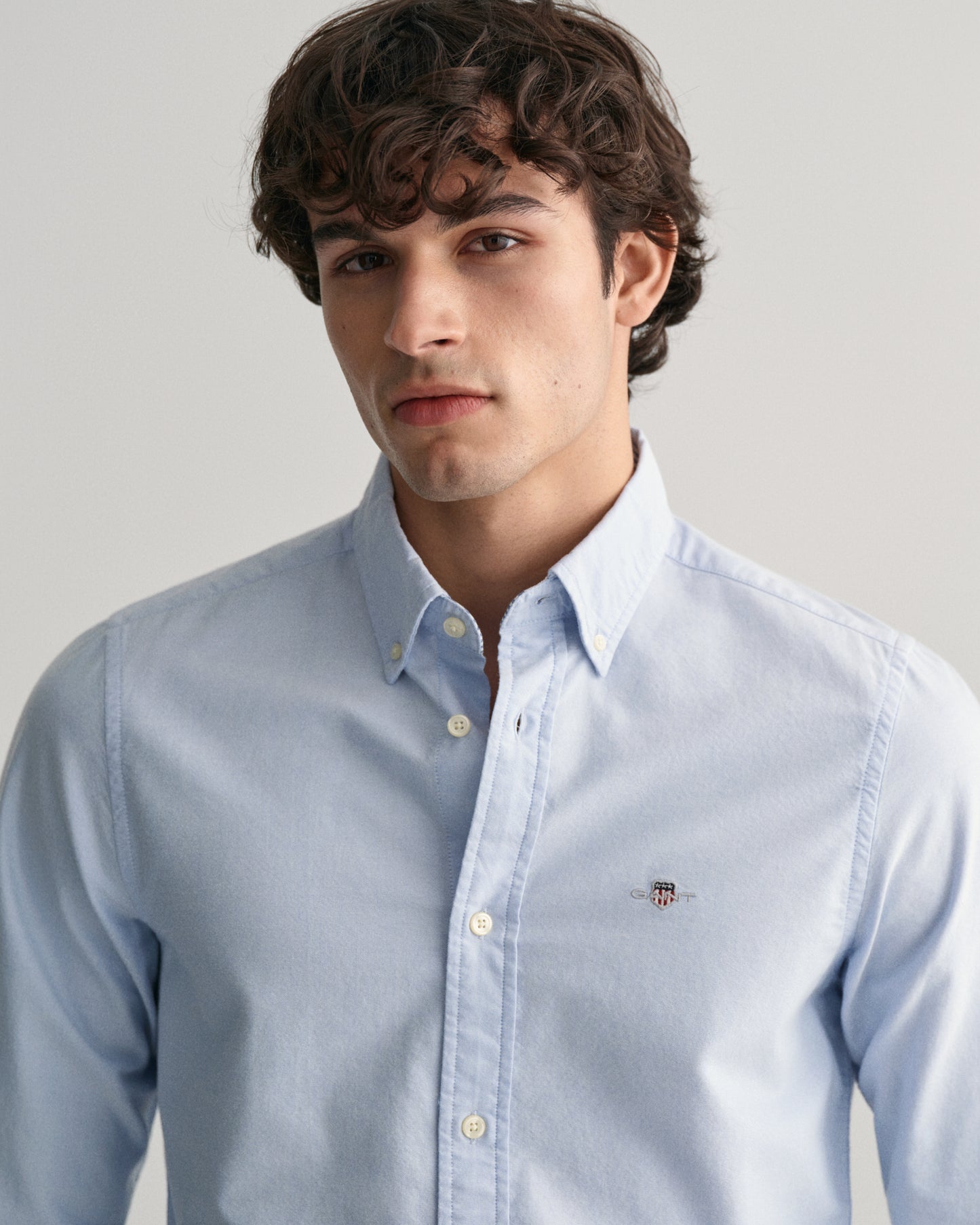 MODEL WEARING SLIM STRETCH OXFORD SHIRT