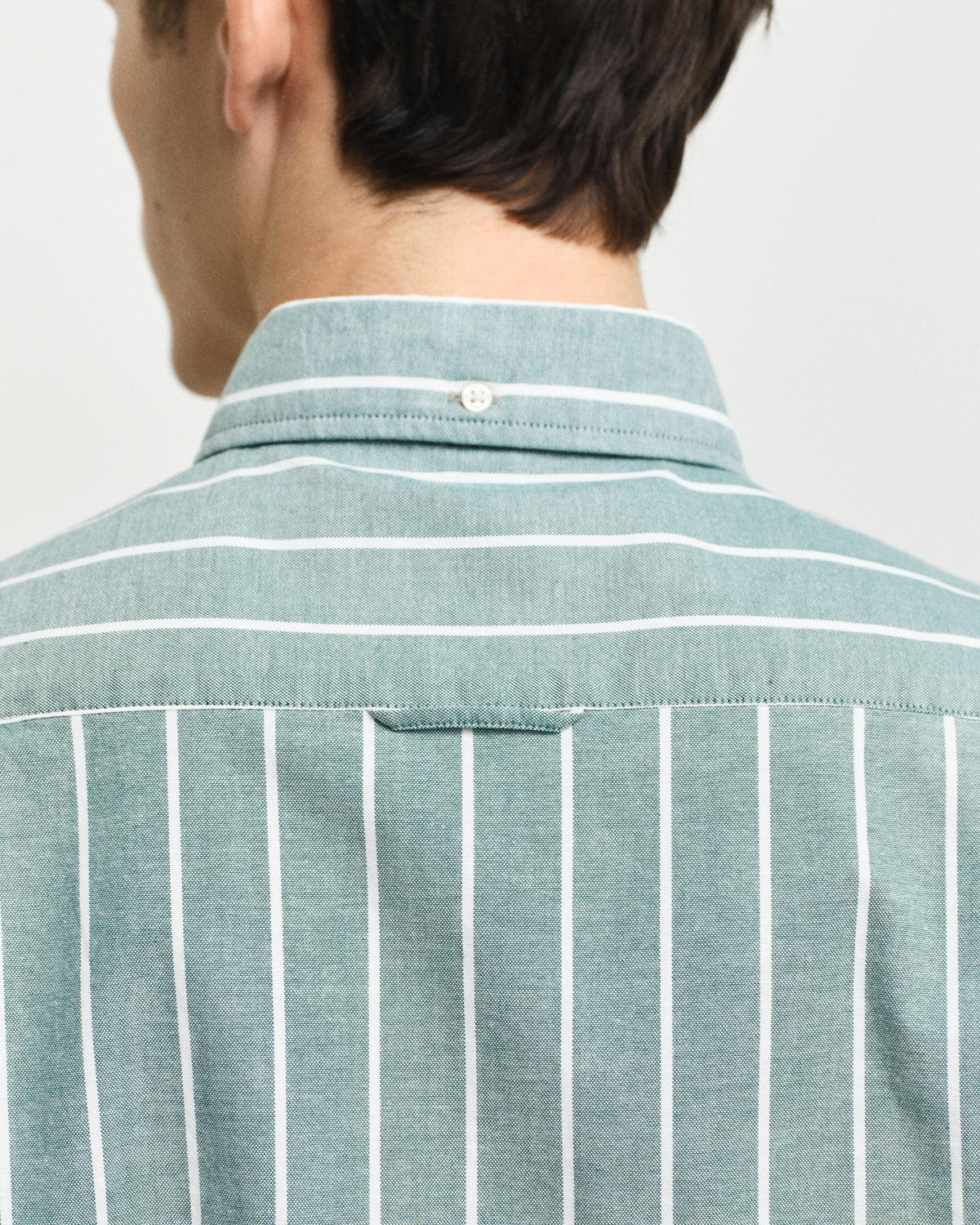 DEEP FOREST GREEN, SLIM OXFORD STRETCH STRIPE SHIRT, CLOSE-UP BY GANT AU.