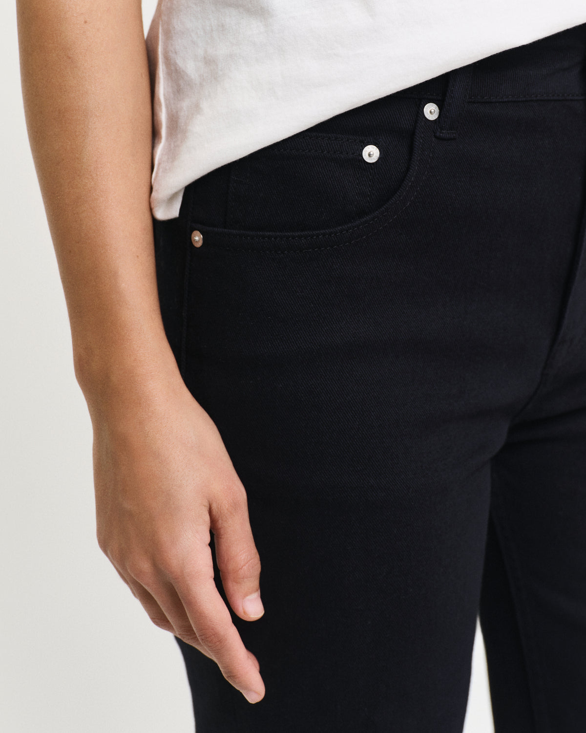 BLACK, SLIM FLARE STRETCH JEANS, CLOSE-UP BY GANT AU.