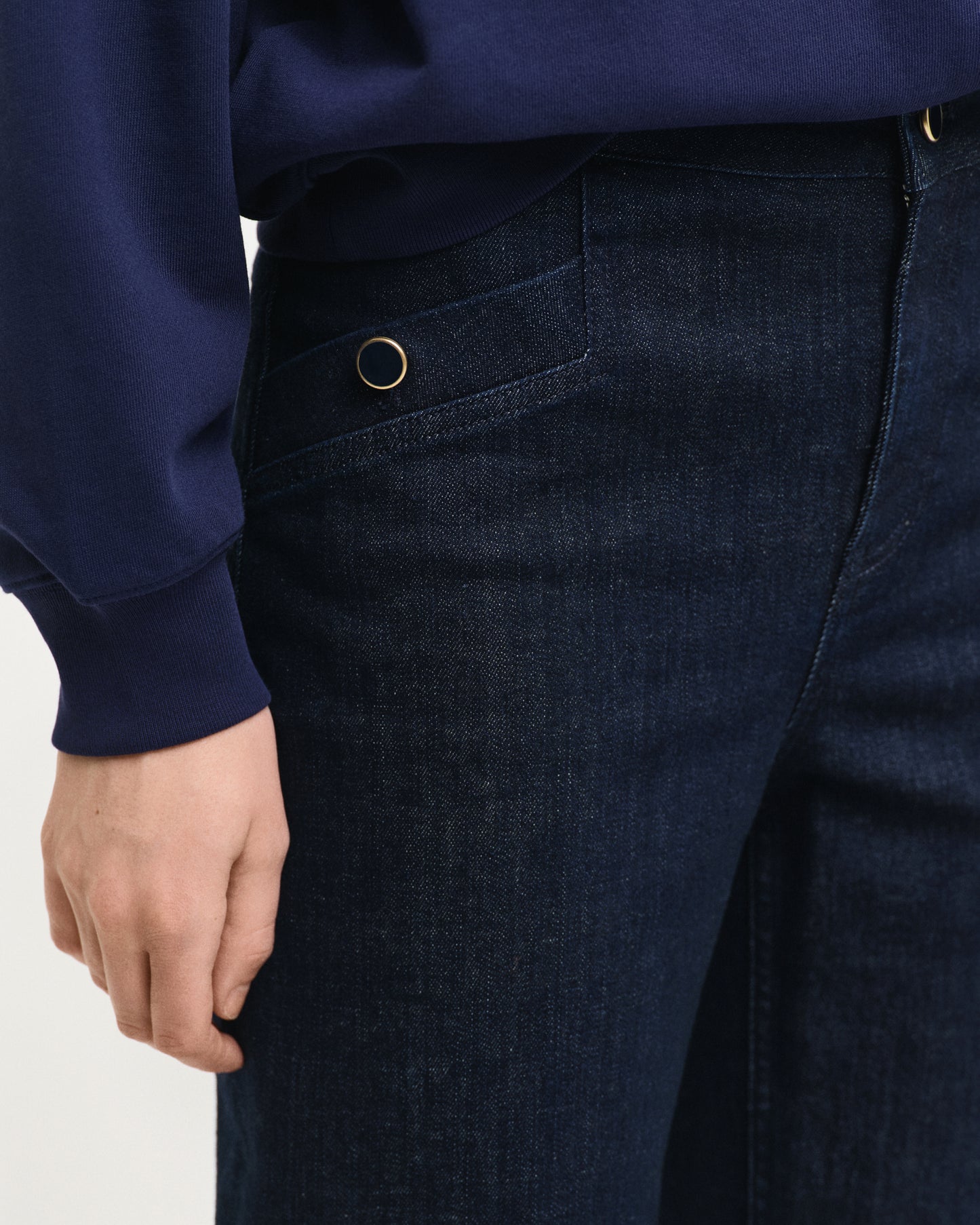 DARK BLUE RAW, CROPPED CREASED DENIM, CLOSE-UP BY GANT AU.