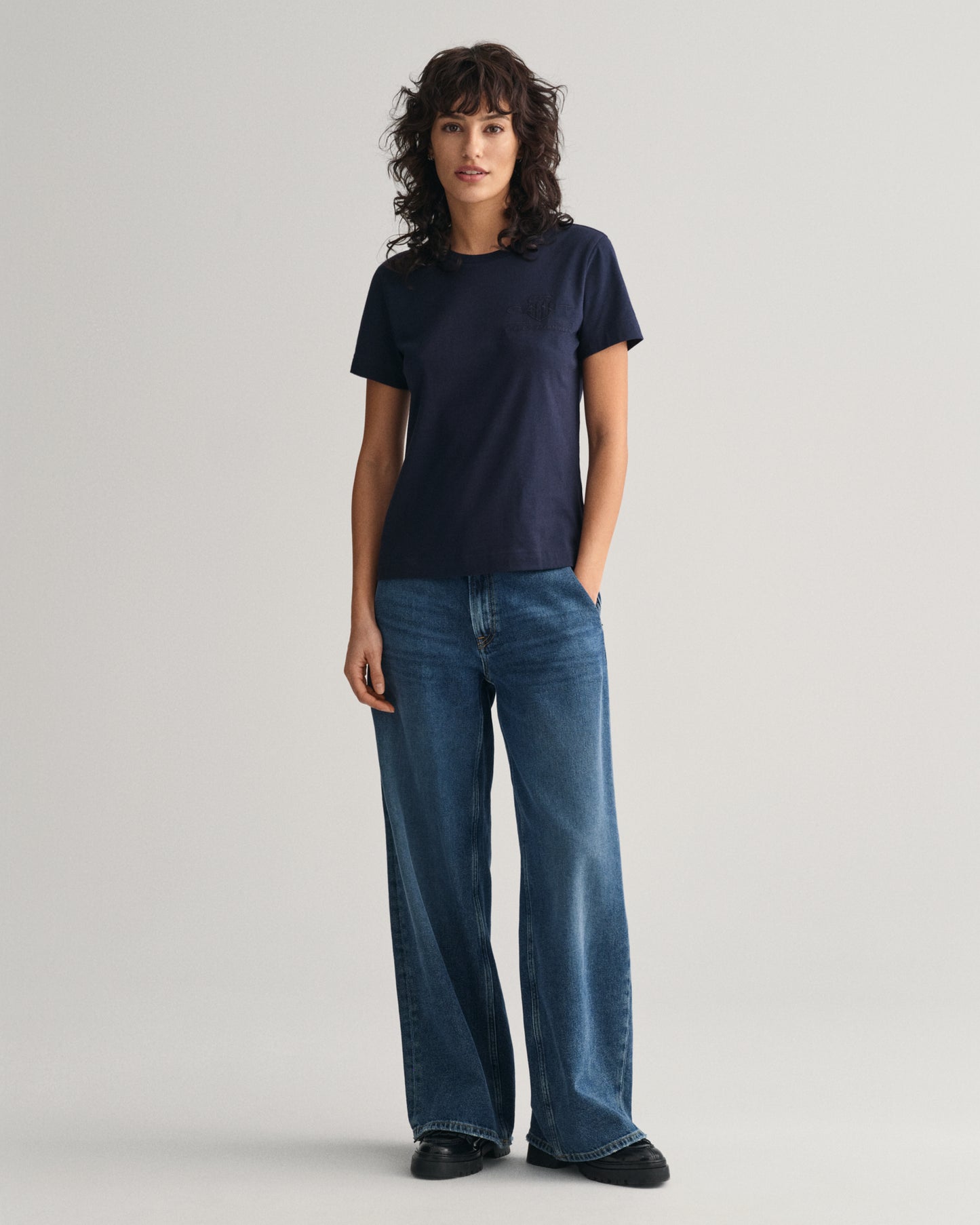 EVENING BLUE, REG TONAL SHIELD SS T-SHIRT BY GANT AU.