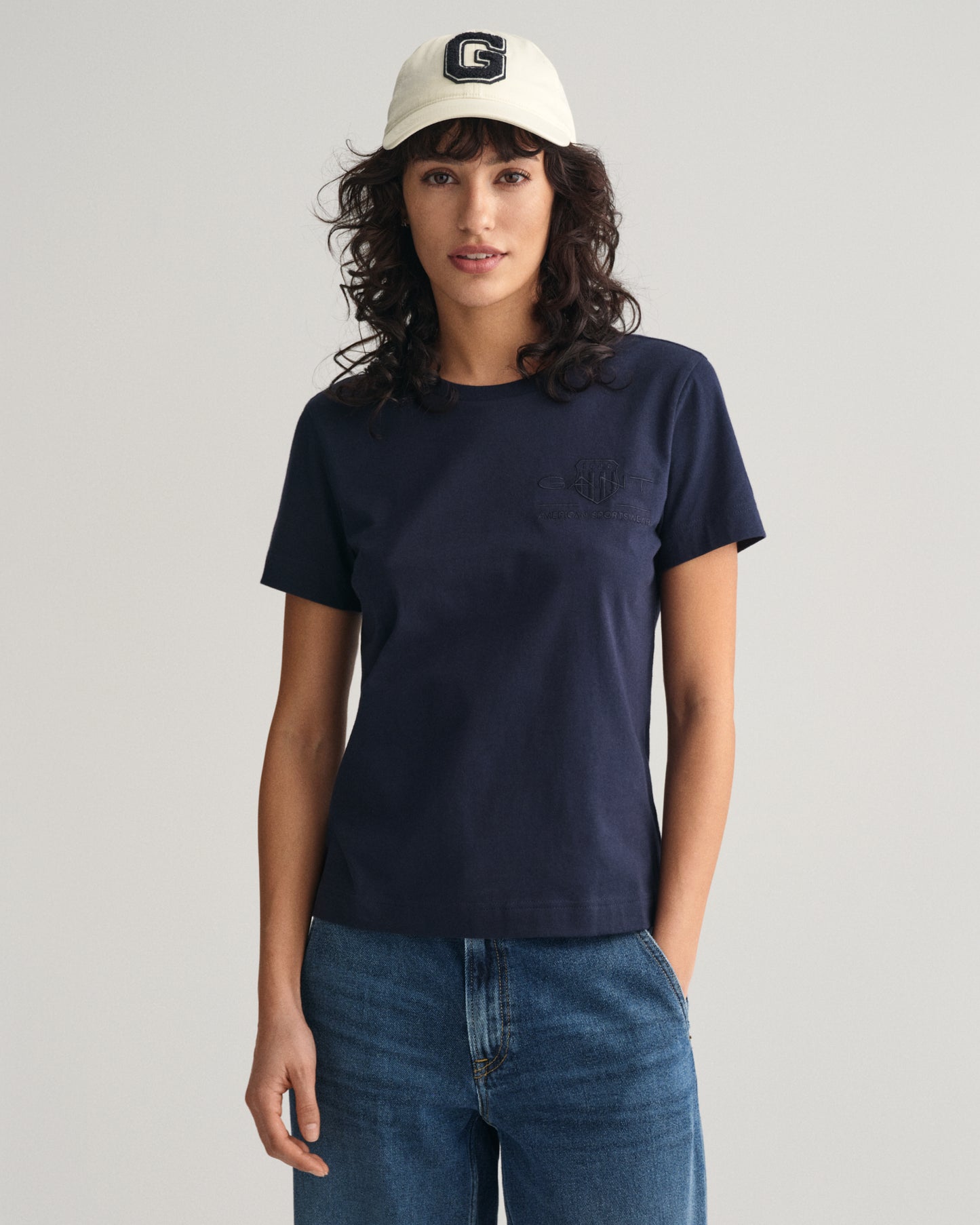 EVENING BLUE, REG TONAL SHIELD SS T-SHIRT, FRONT-VIEW BY GANT AU.