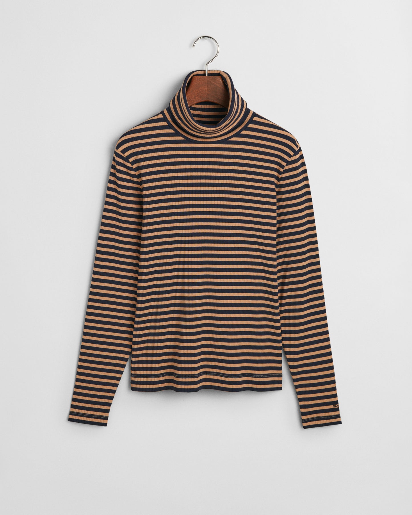 CARAMEL BEIGE, SLIM STRIPED RIBBED TURTLENECK, FLAT-LAY BY GANT AU.