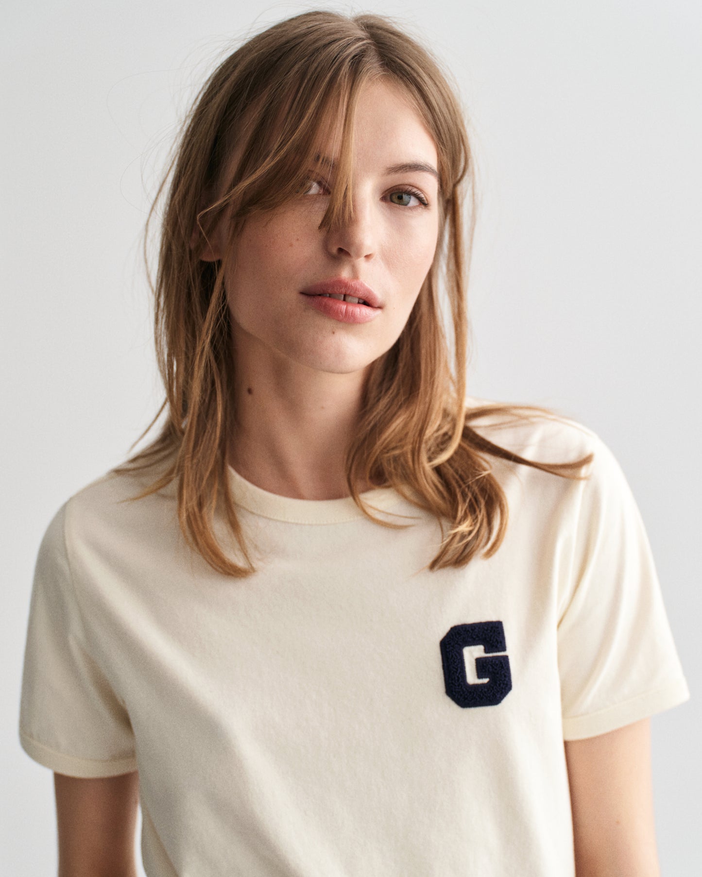 CREAM, REG G BADGE SS T-SHIRT, CLOSE-UP BY GANT AU.