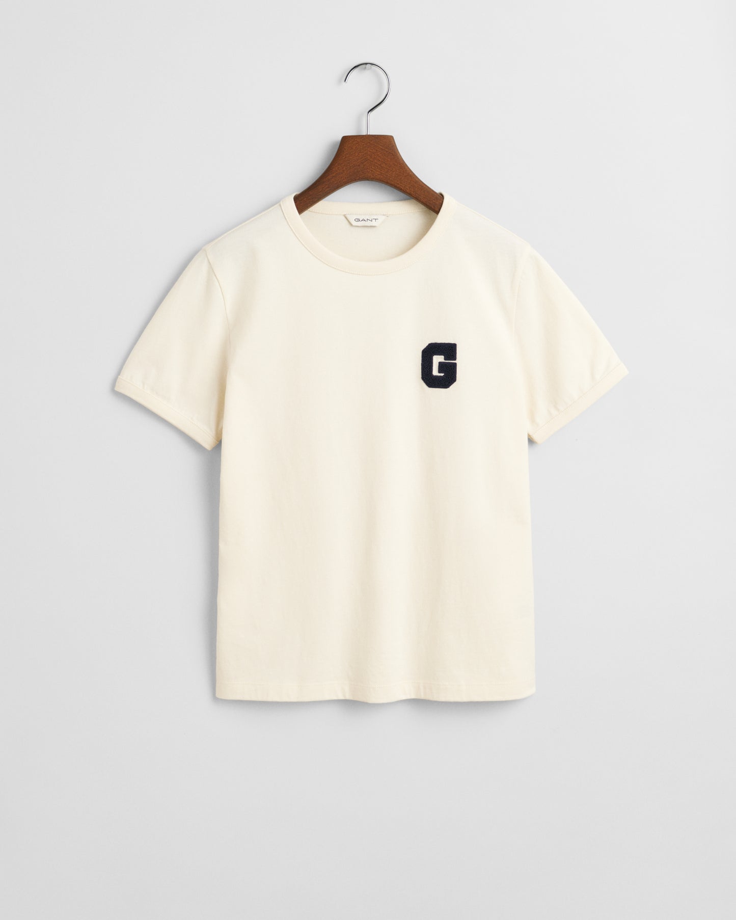CREAM, REG G BADGE SS T-SHIRT, FLAT-LAY BY GANT AU.