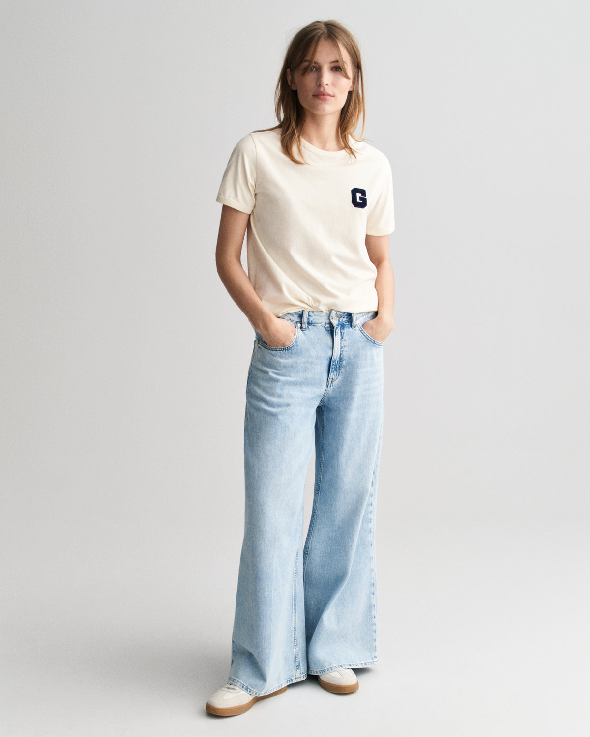 CREAM, REG G BADGE SS T-SHIRT BY GANT AU.