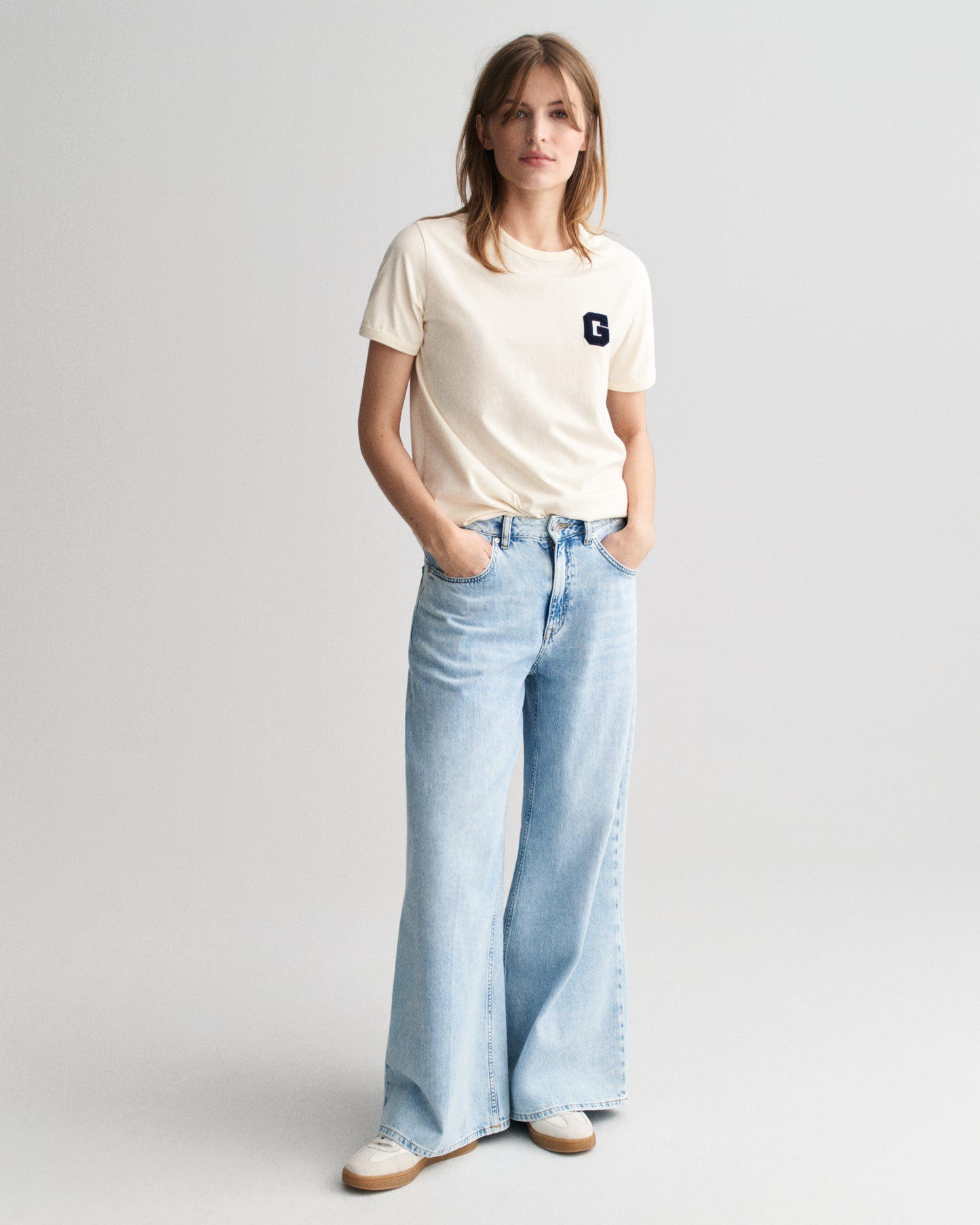 CREAM, REG G BADGE SS T-SHIRT BY GANT AU.