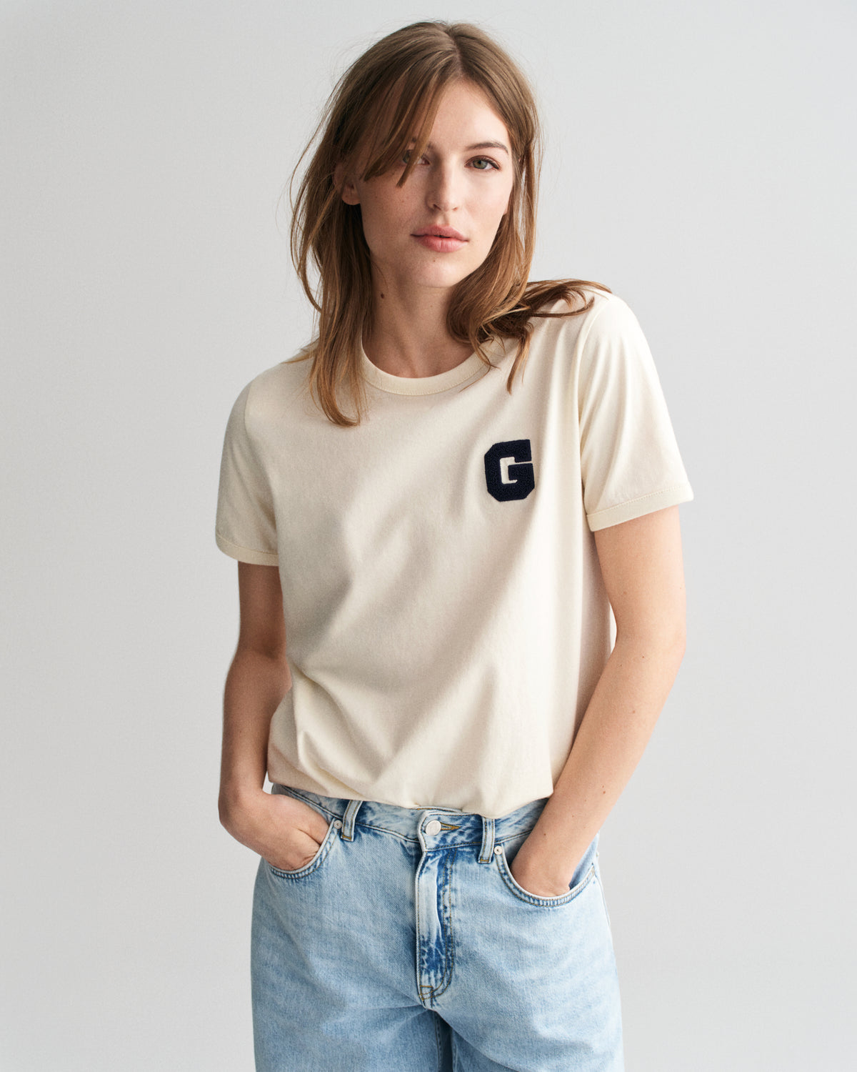 CREAM, REG G BADGE SS T-SHIRT, FRONT-VIEW BY GANT AU.