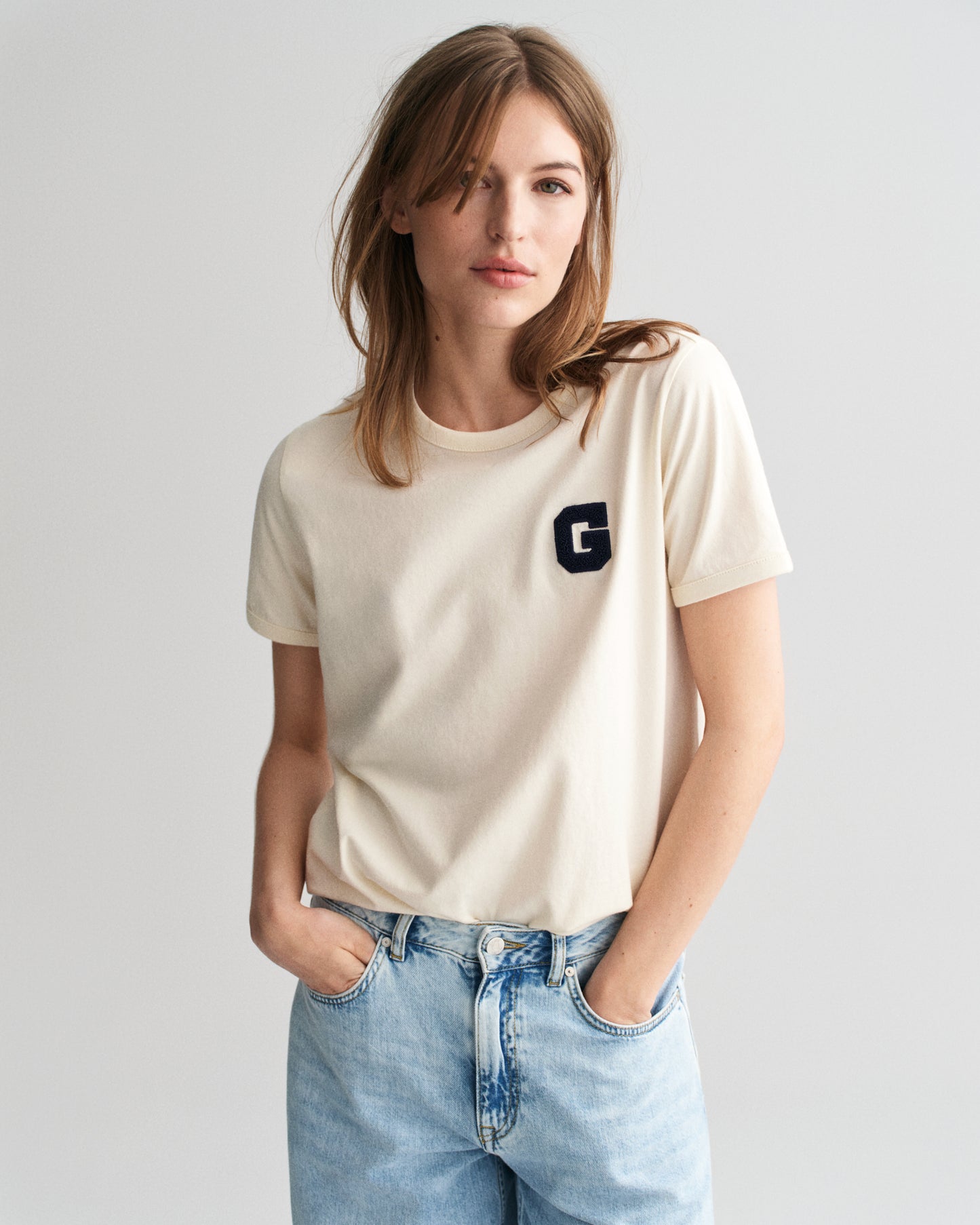 CREAM, REG G BADGE SS T-SHIRT, FRONT-VIEW BY GANT AU.