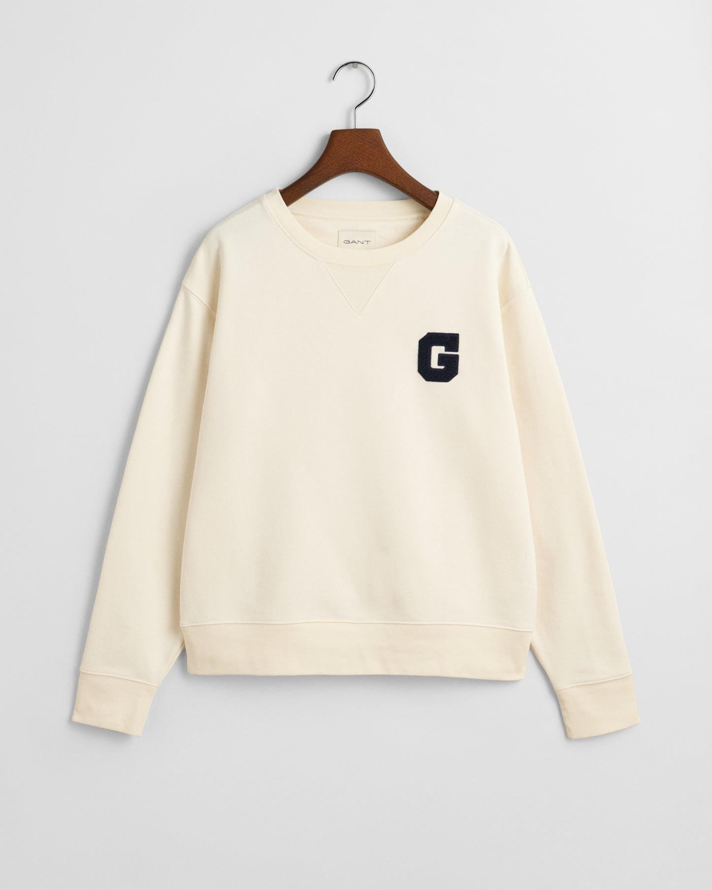 CREAM, G BADGE C-NECK SWEAT, FLAT-LAY BY GANT AU.