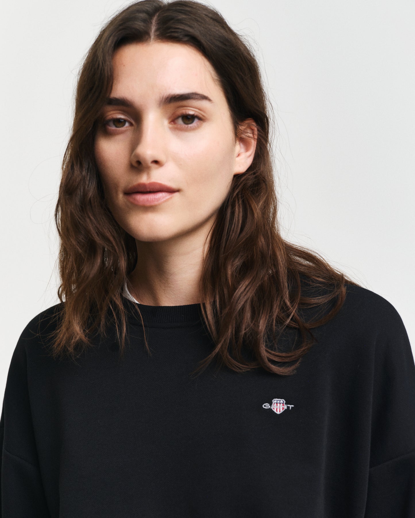 BLACK, SHIELD C-NECK SWEAT, CLOSE-UP BY GANT AU.