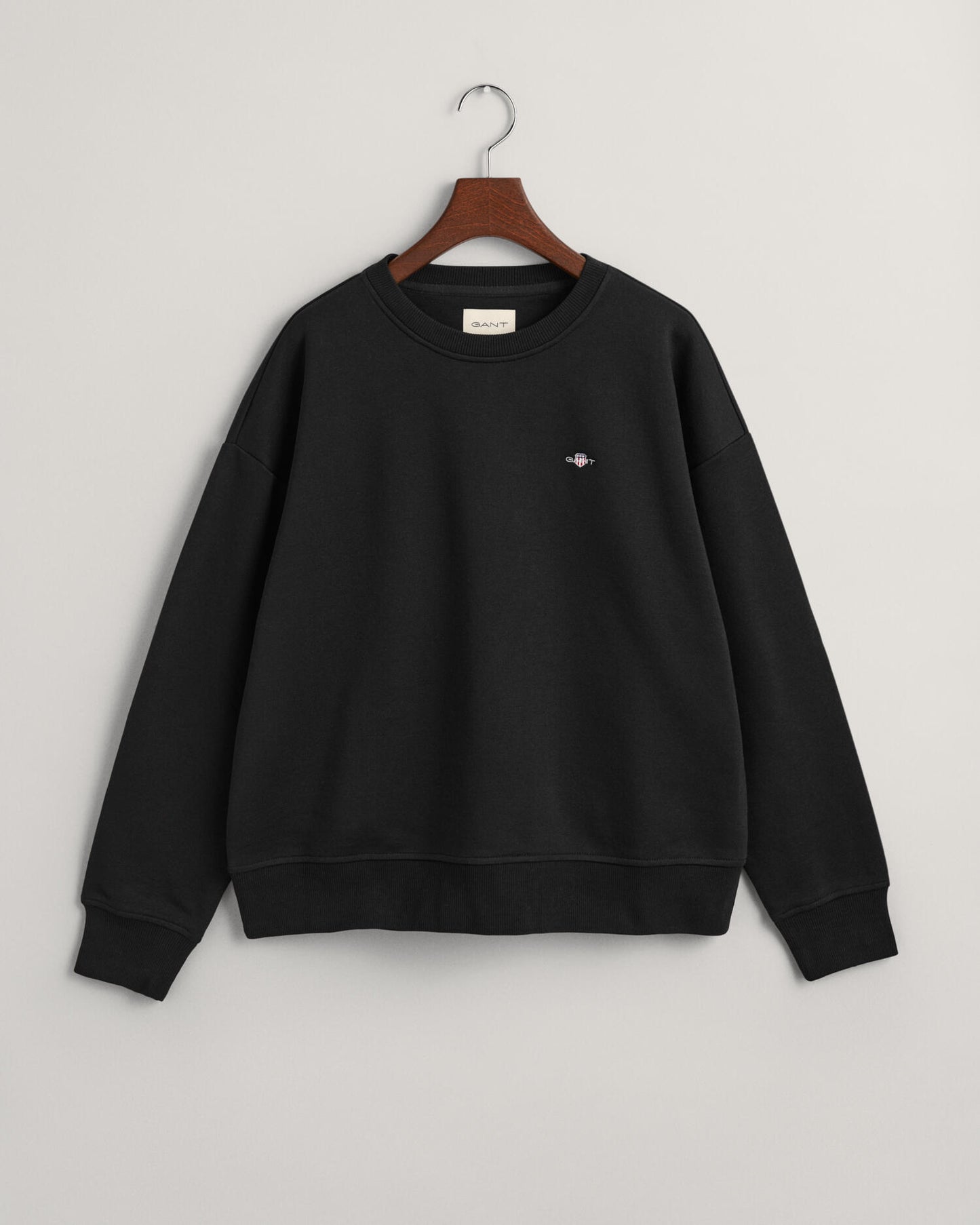 BLACK, SHIELD C-NECK SWEAT, FLAT-LAY BY GANT AU.
