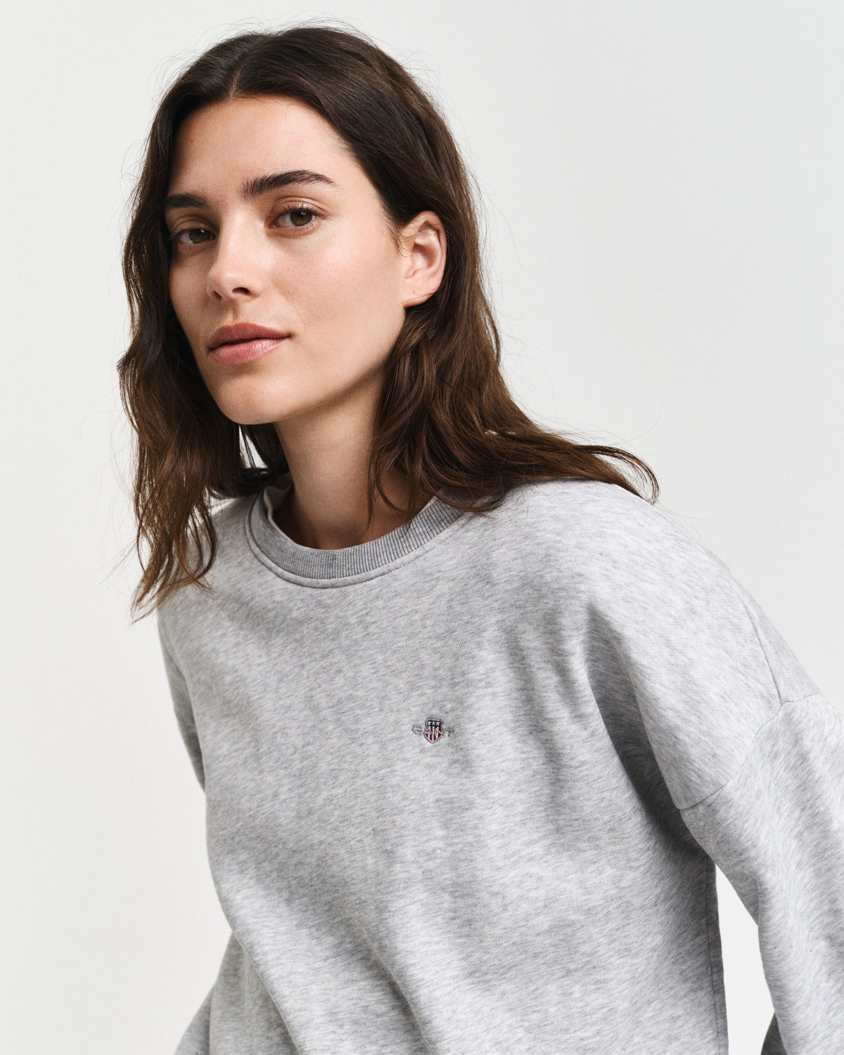 LIGHT GREY MELANGE, SHIELD C-NECK SWEAT, CLOSE-UP BY GANT AU.