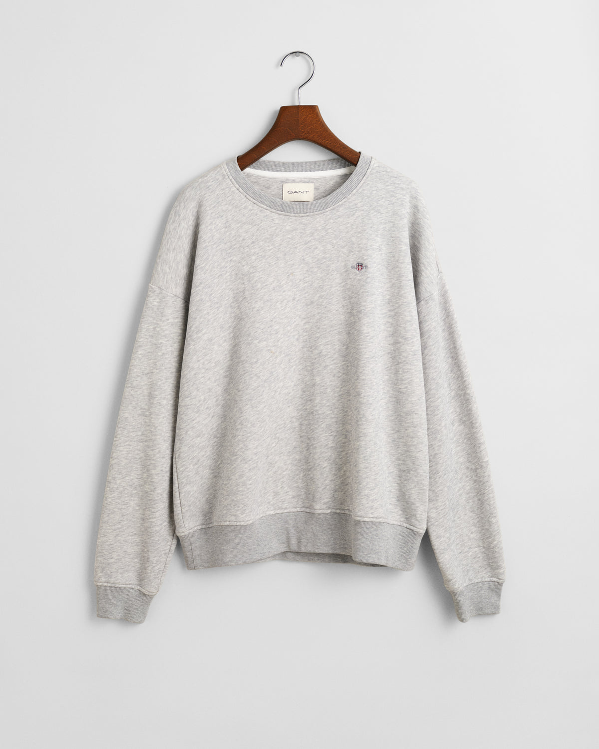 LIGHT GREY MELANGE, SHIELD C-NECK SWEAT, FLAT-LAY BY GANT AU.