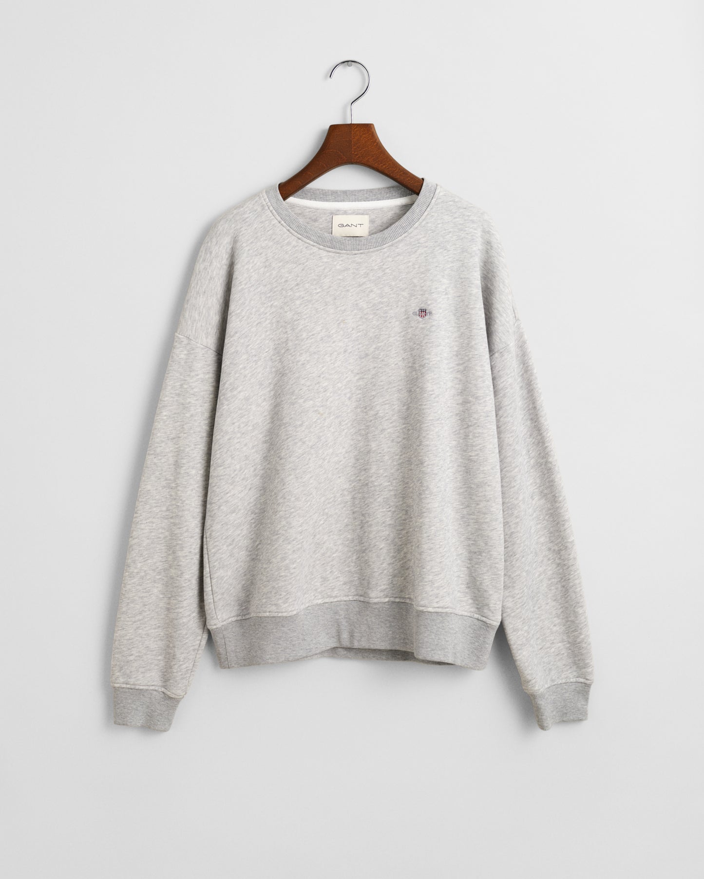 LIGHT GREY MELANGE, SHIELD C-NECK SWEAT, FLAT-LAY BY GANT AU.