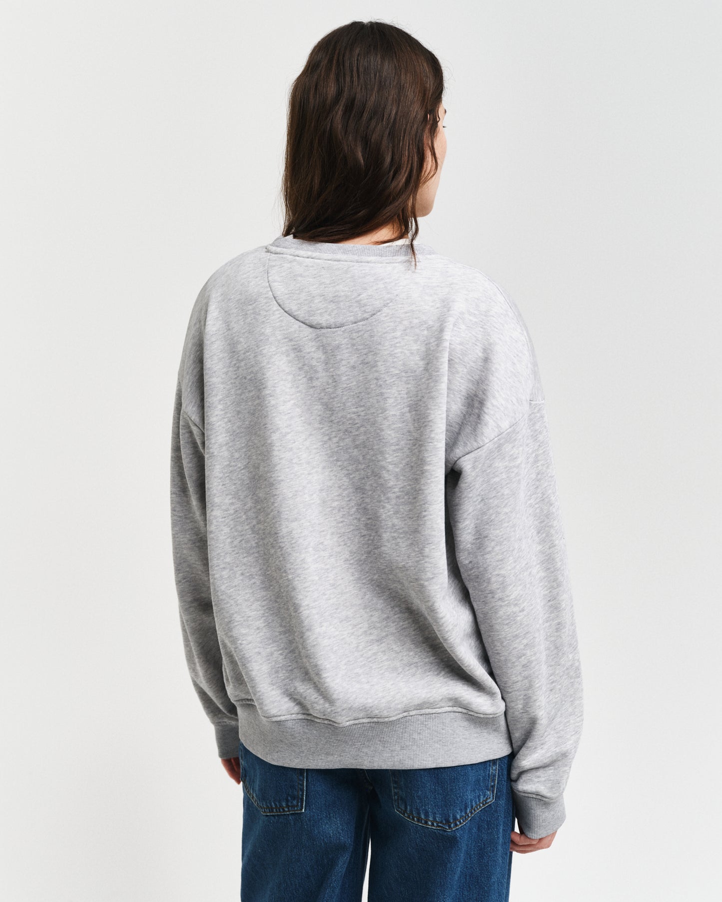 LIGHT GREY MELANGE, SHIELD C-NECK SWEAT, BACK-VIEW BY GANT AU.