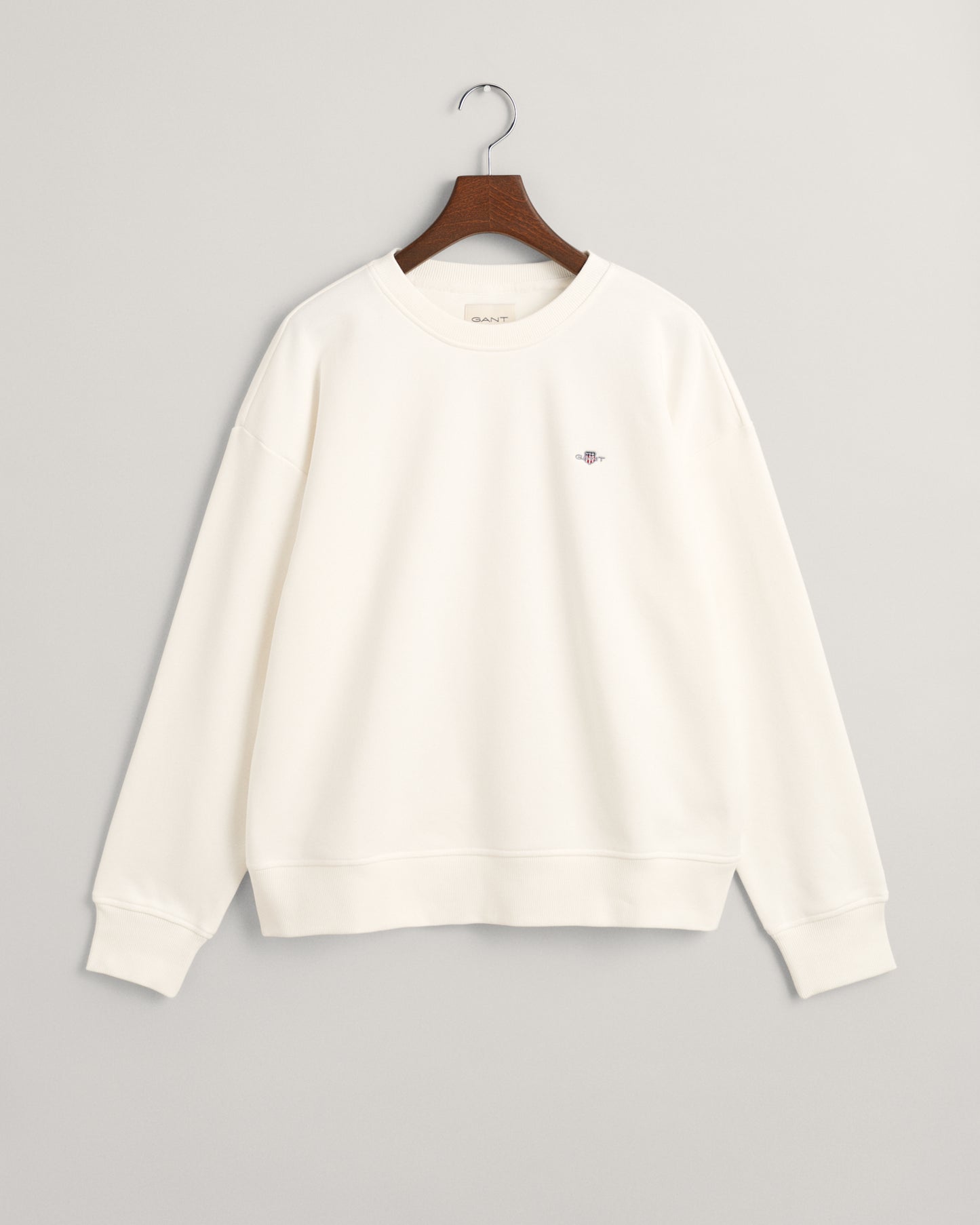 EGGSHELL, SHIELD C-NECK SWEAT, FLAT-LAY BY GANT AU.