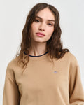 CARAMEL BEIGE, SHIELD C-NECK SWEAT, CLOSE-UP BY GANT AU.