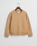 CARAMEL BEIGE, SHIELD C-NECK SWEAT, FLAT-LAY BY GANT AU.