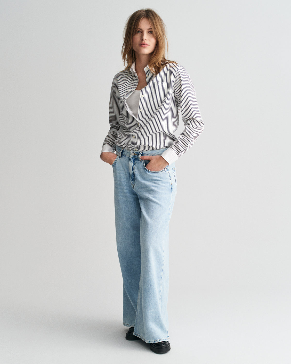 CLASSIC BLUE, REG CONTRAST COLLAR STRIPED SHIRT BY GANT AU.