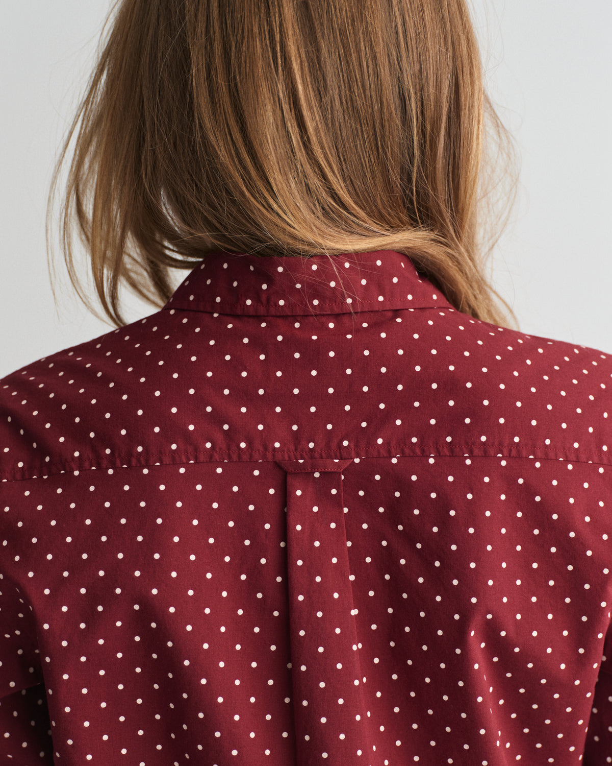 PLUMPED RED, REG DOT PRINT CTN VOILE SHIRT, CLOSE-UP BY GANT AU.