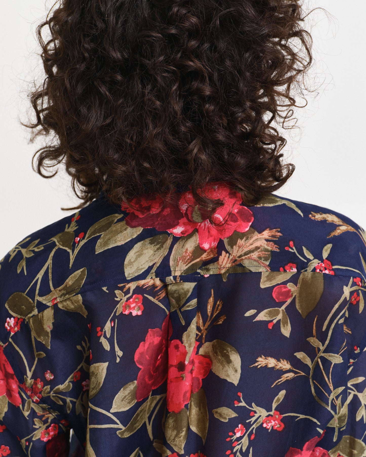 MODEL WEARING REL ROSE PRINT COT SILK SHIRT