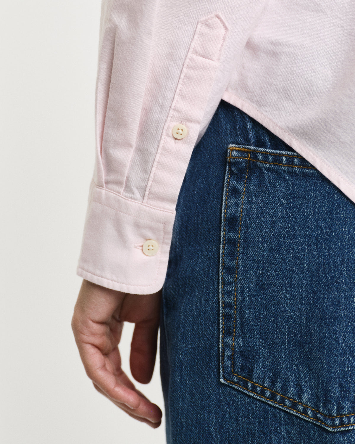 LIGHT PINK, REG CLASSIC OXFORD SHIRT, CLOSE-UP BY GANT AU.