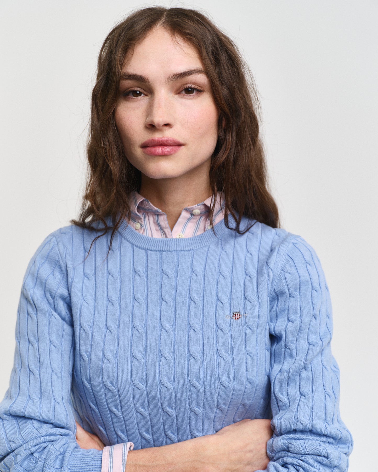 CLEAR SKY, STRETCH COTTON CABLE C-NECK, CLOSE-UP BY GANT AU.