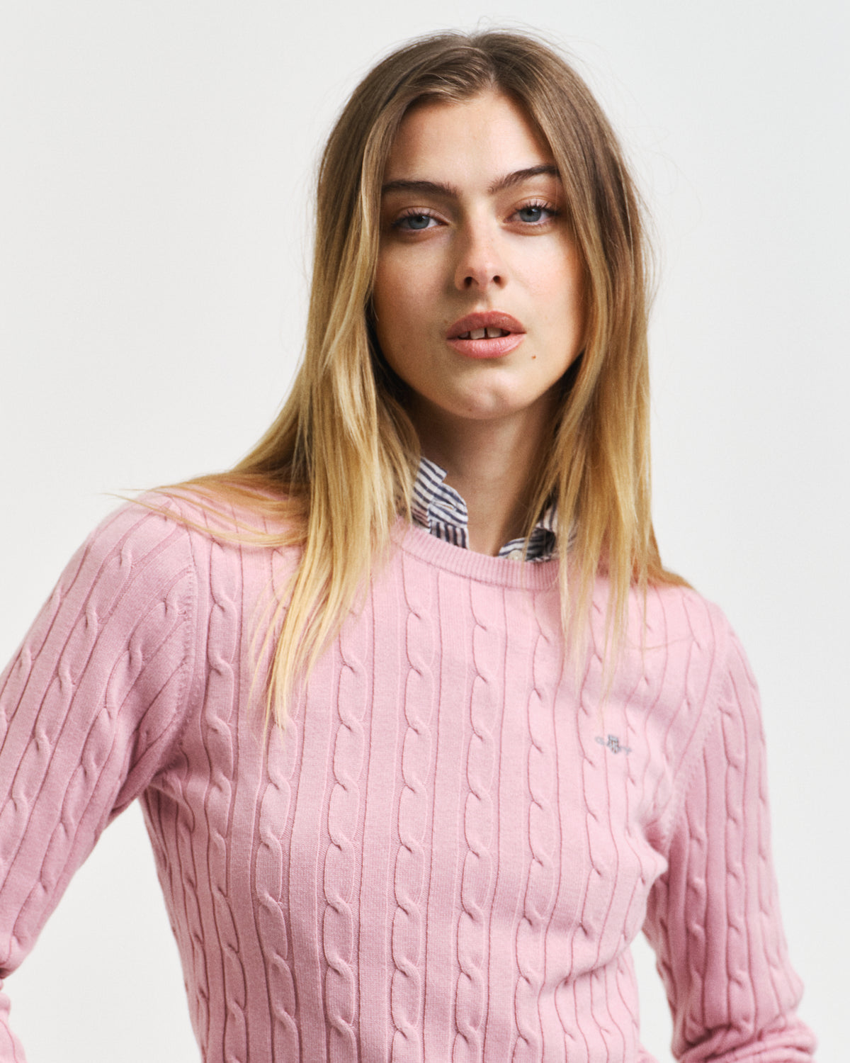DUSTY PINK, STRETCH COTTON CABLE C-NECK, CLOSE-UP BY GANT AU.
