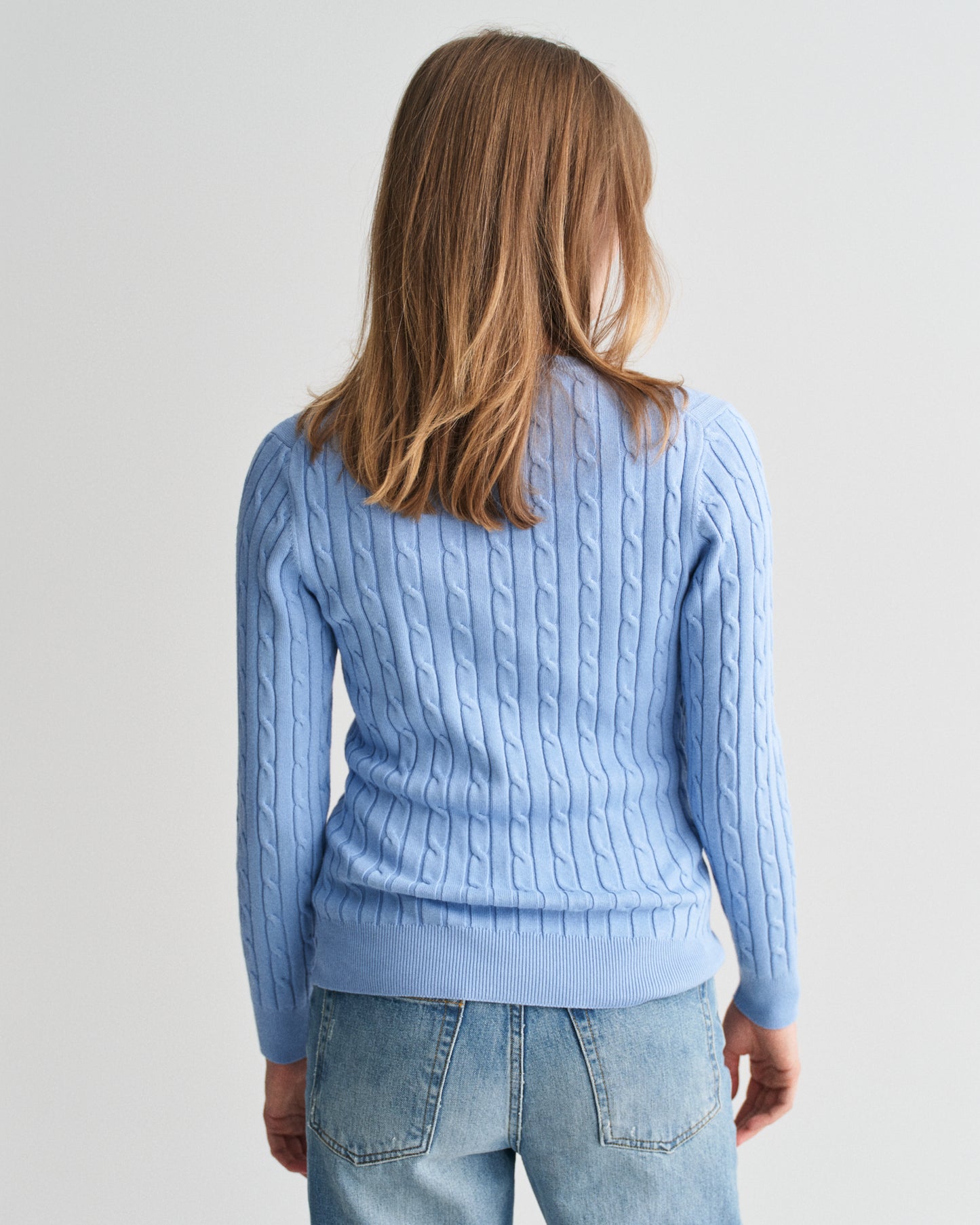 CLEAR SKY, STRETCH COTTON CABLE V-NECK, BACK-VIEW BY GANT AU.