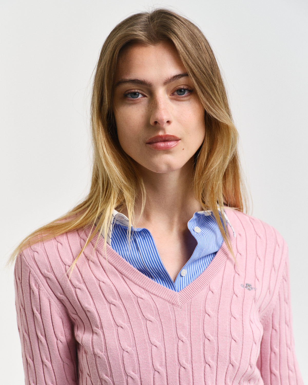 DUSTY PINK, STRETCH COTTON CABLE V-NECK, CLOSE-UP BY GANT AU.