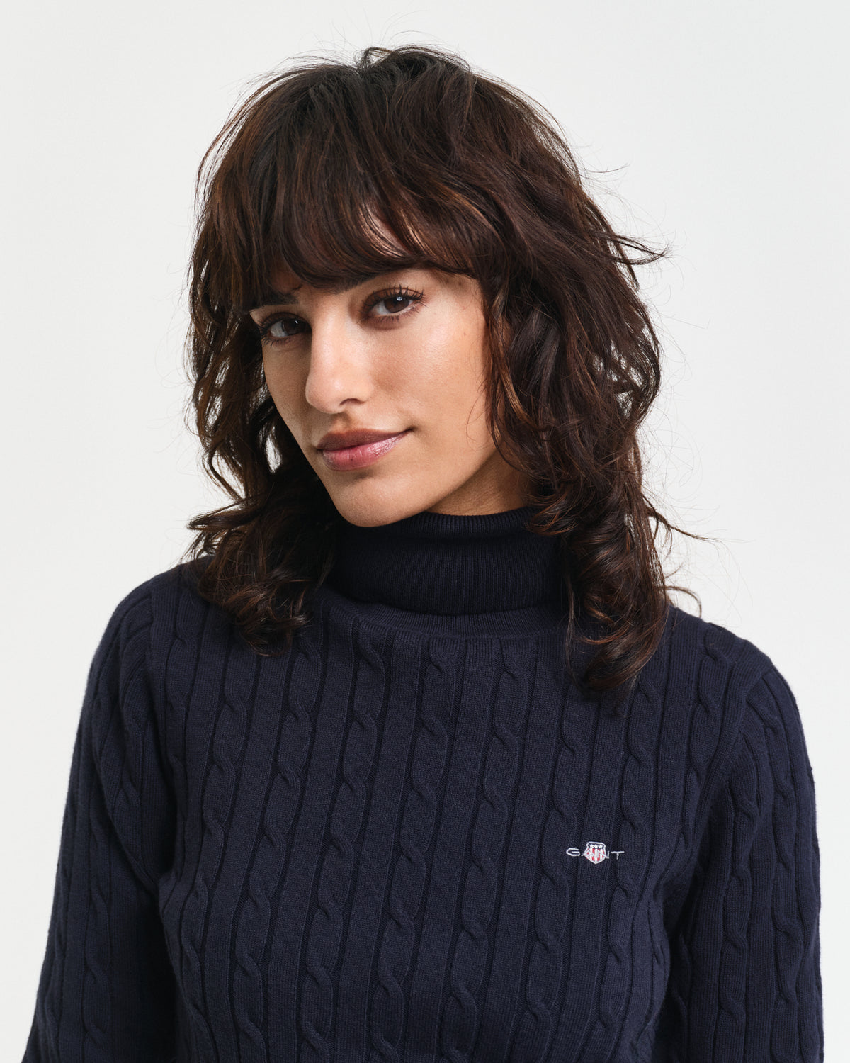 EVENING BLUE, STRETCH COTTON CABLE TURTLENECK, CLOSE-UP BY GANT AU.