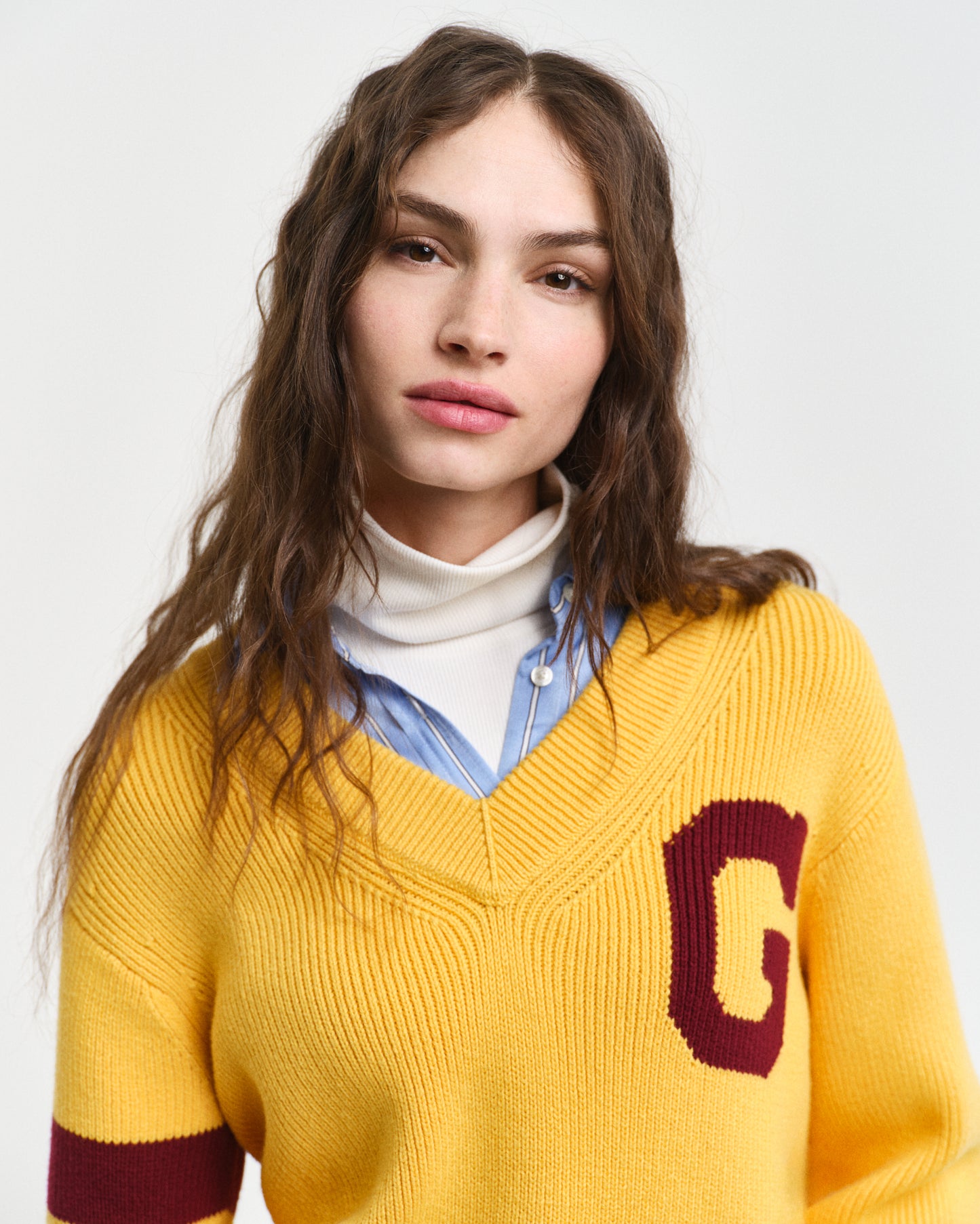 FADED SUNSET, GANT VARSITY V-NECK, CLOSE-UP BY GANT AU.