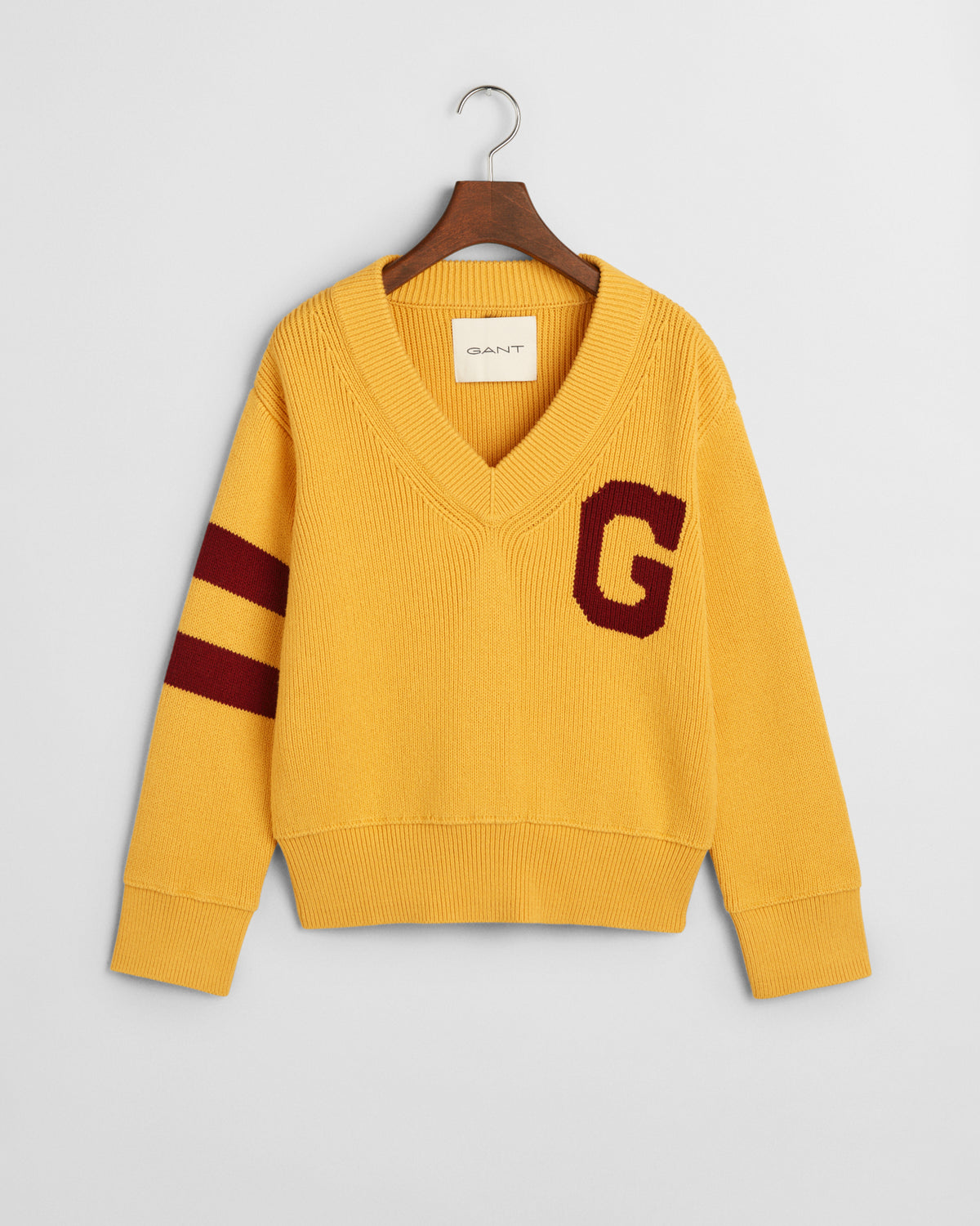 FADED SUNSET, GANT VARSITY V-NECK, FLAT-LAY BY GANT AU.