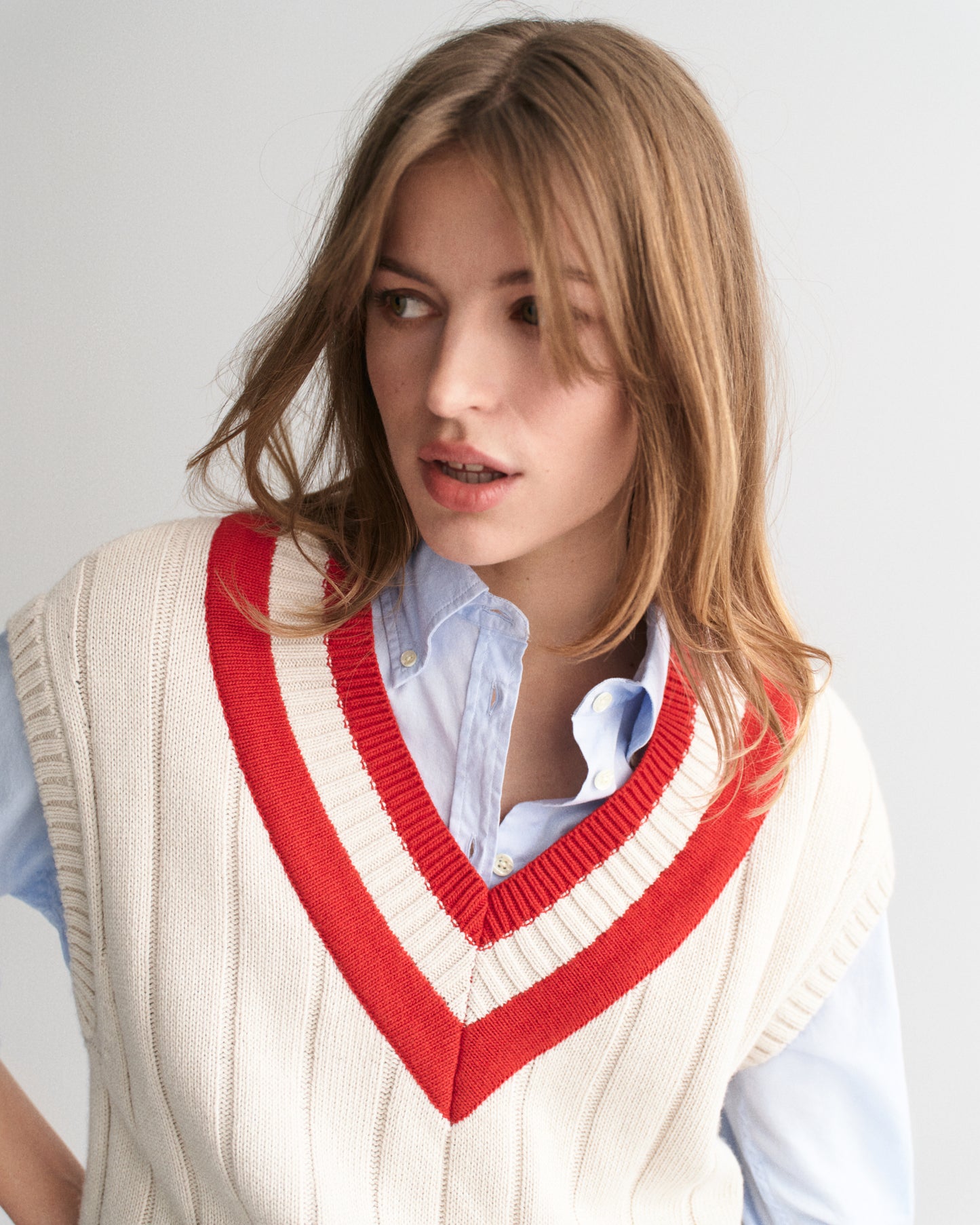 CREAM, CONTRAST V-NECK VEST, CLOSE-UP BY GANT AU.
