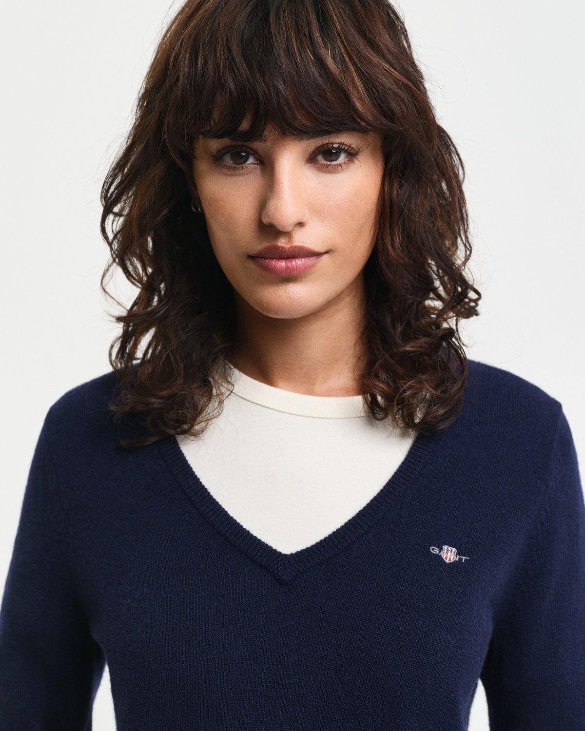 EVENING BLUE, EXTRAFINE LAMBSWOOL BLEND V-NECK, CLOSE-UP BY GANT AU.