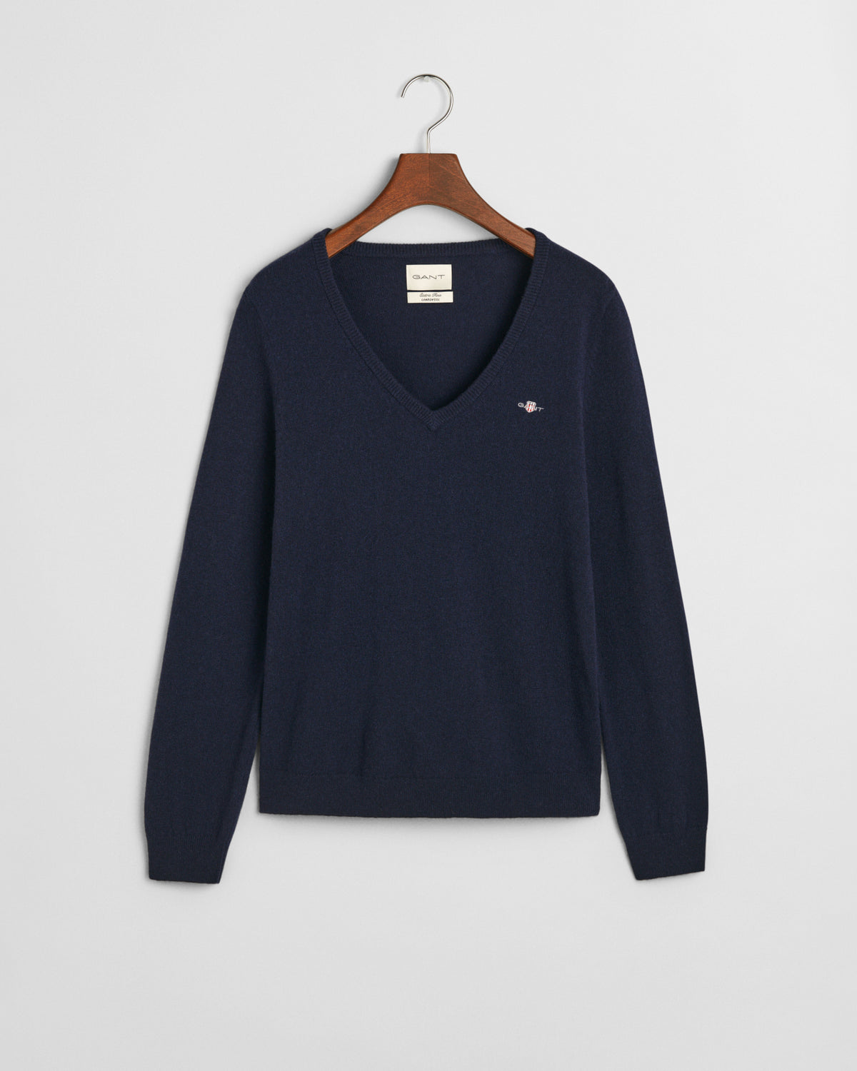 EVENING BLUE, EXTRAFINE LAMBSWOOL BLEND V-NECK, FLAT-LAY BY GANT AU.
