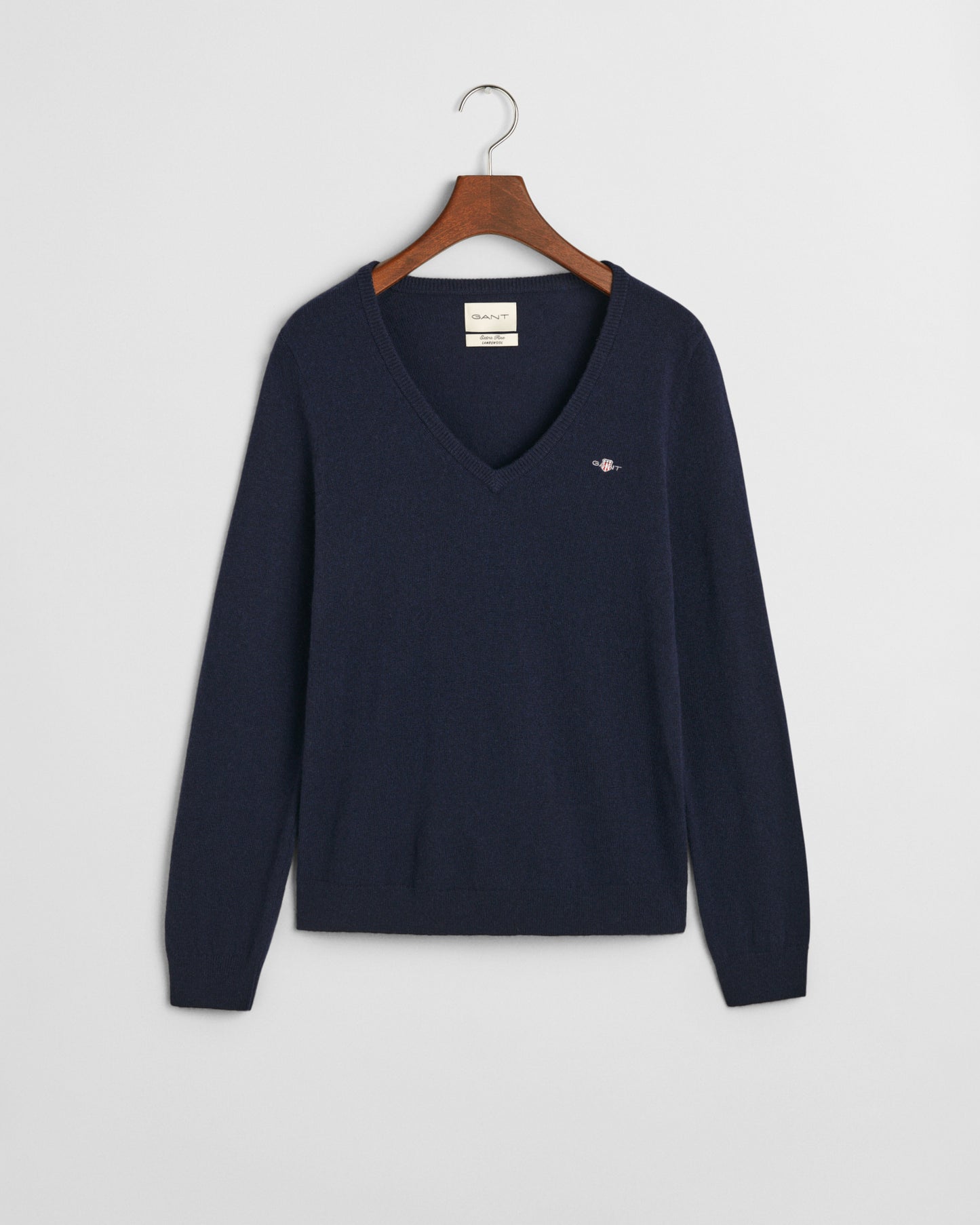 EVENING BLUE, EXTRAFINE LAMBSWOOL BLEND V-NECK, FLAT-LAY BY GANT AU.