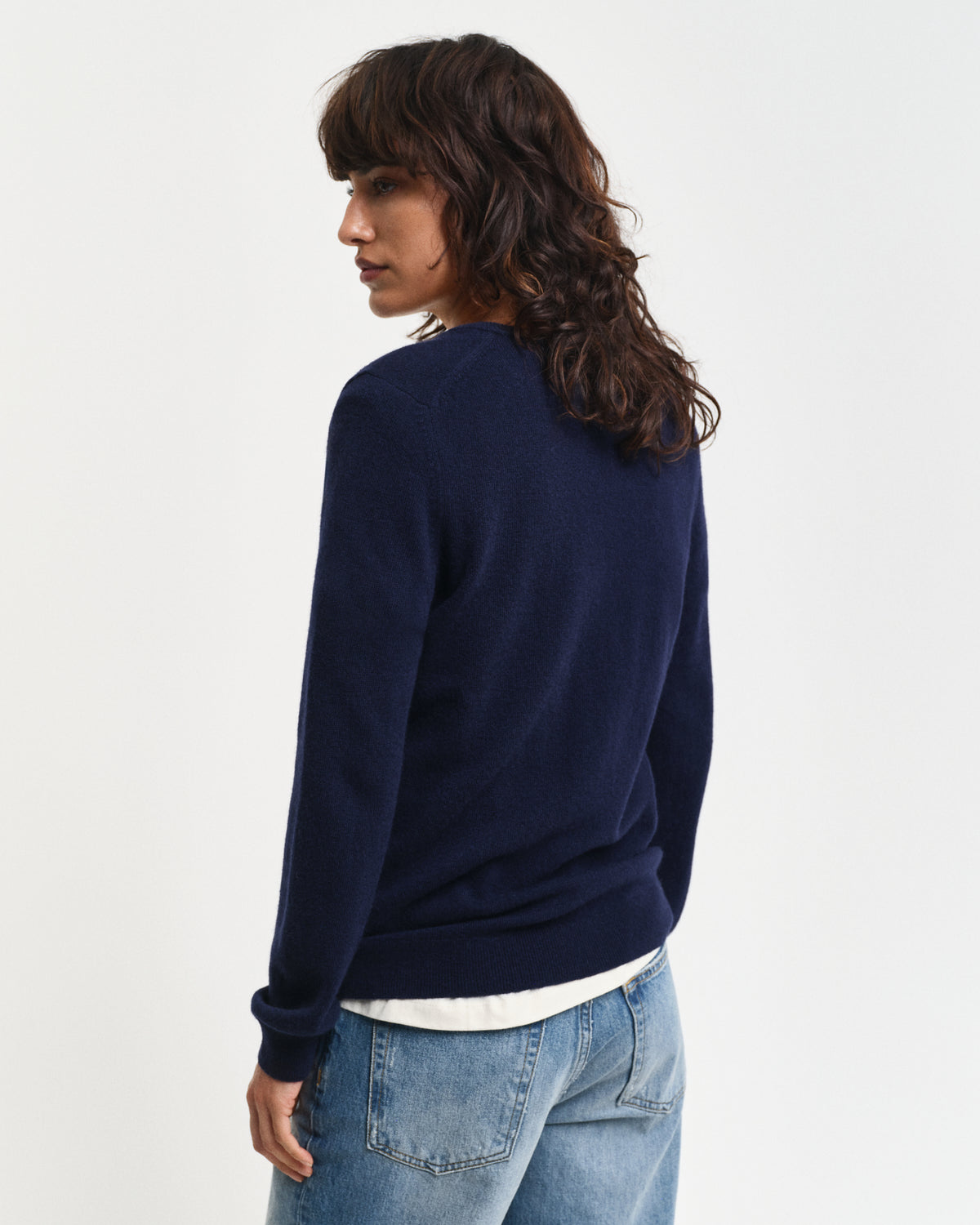 EVENING BLUE, EXTRAFINE LAMBSWOOL BLEND V-NECK, BACK-VIEW BY GANT AU.