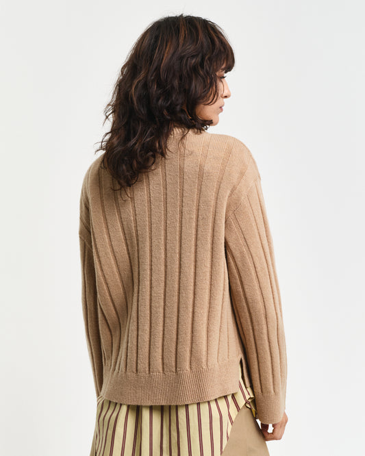 CARAMEL BEIGE, WIDE RIBBED WOOL V-NECK, BACK-VIEW BY GANT AU.