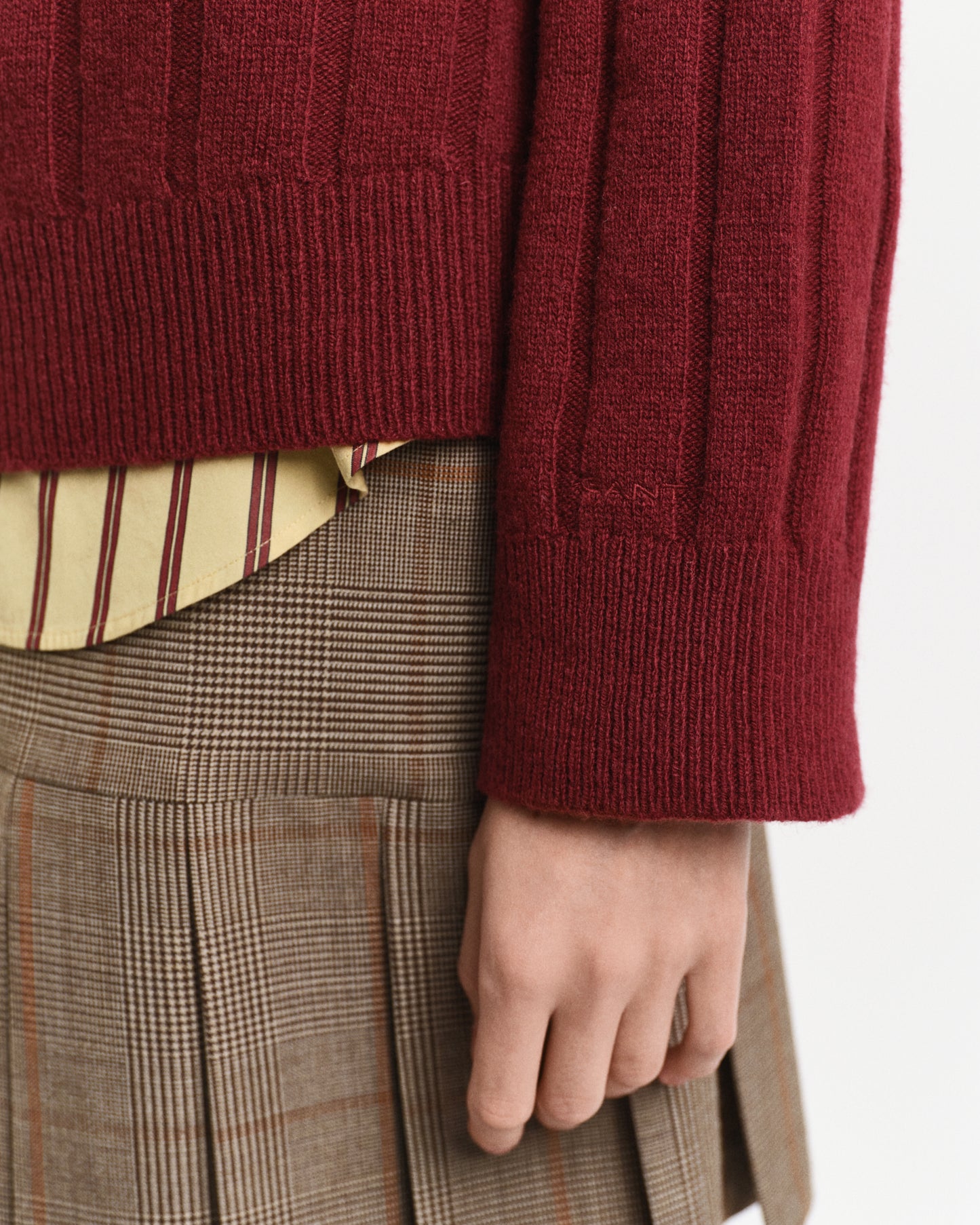 PLUMPED RED, WIDE RIBBED WOOL STAND COLLAR, CLOSE-UP BY GANT AU.