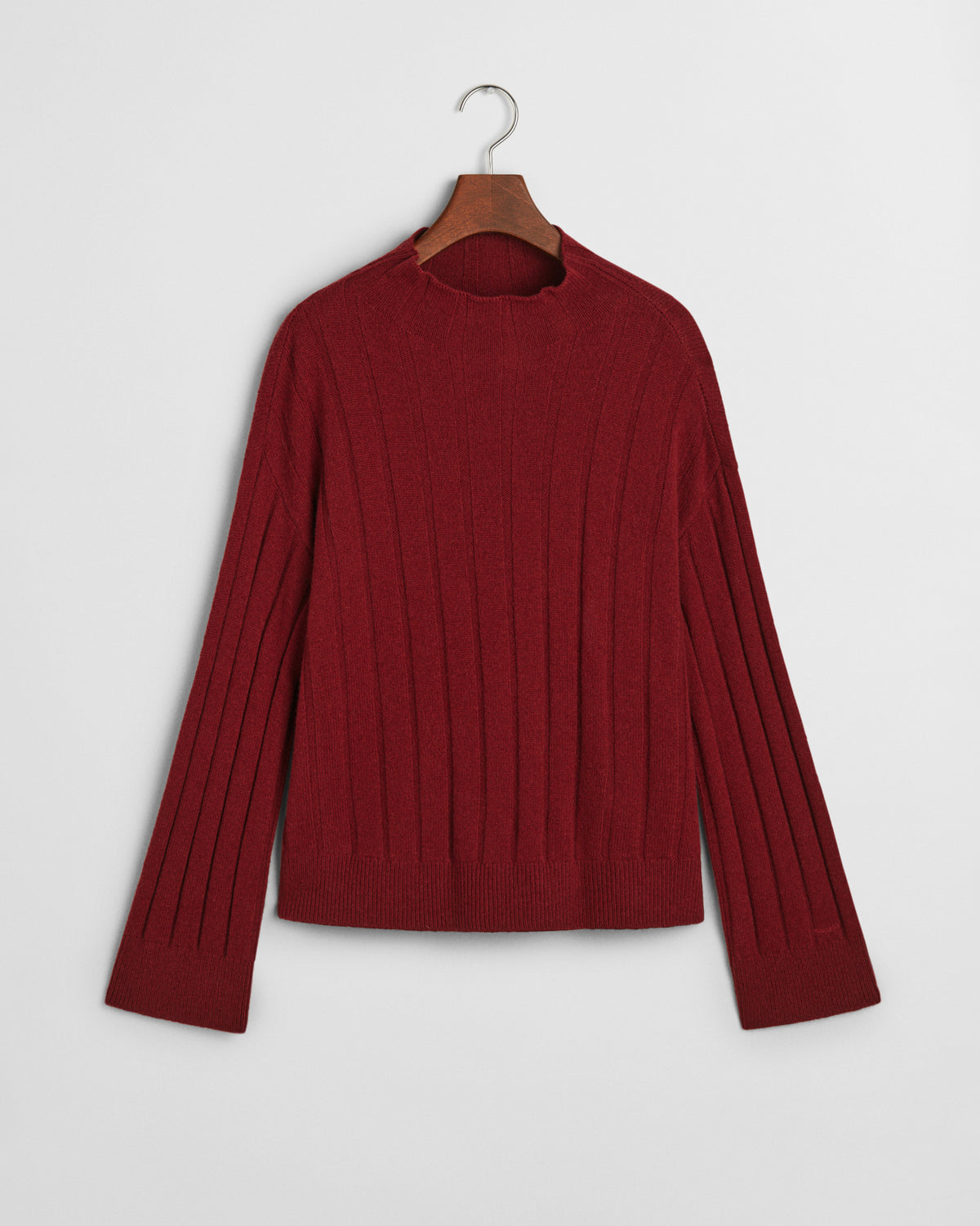 PLUMPED RED, WIDE RIBBED WOOL STAND COLLAR, FLAT-LAY BY GANT AU.