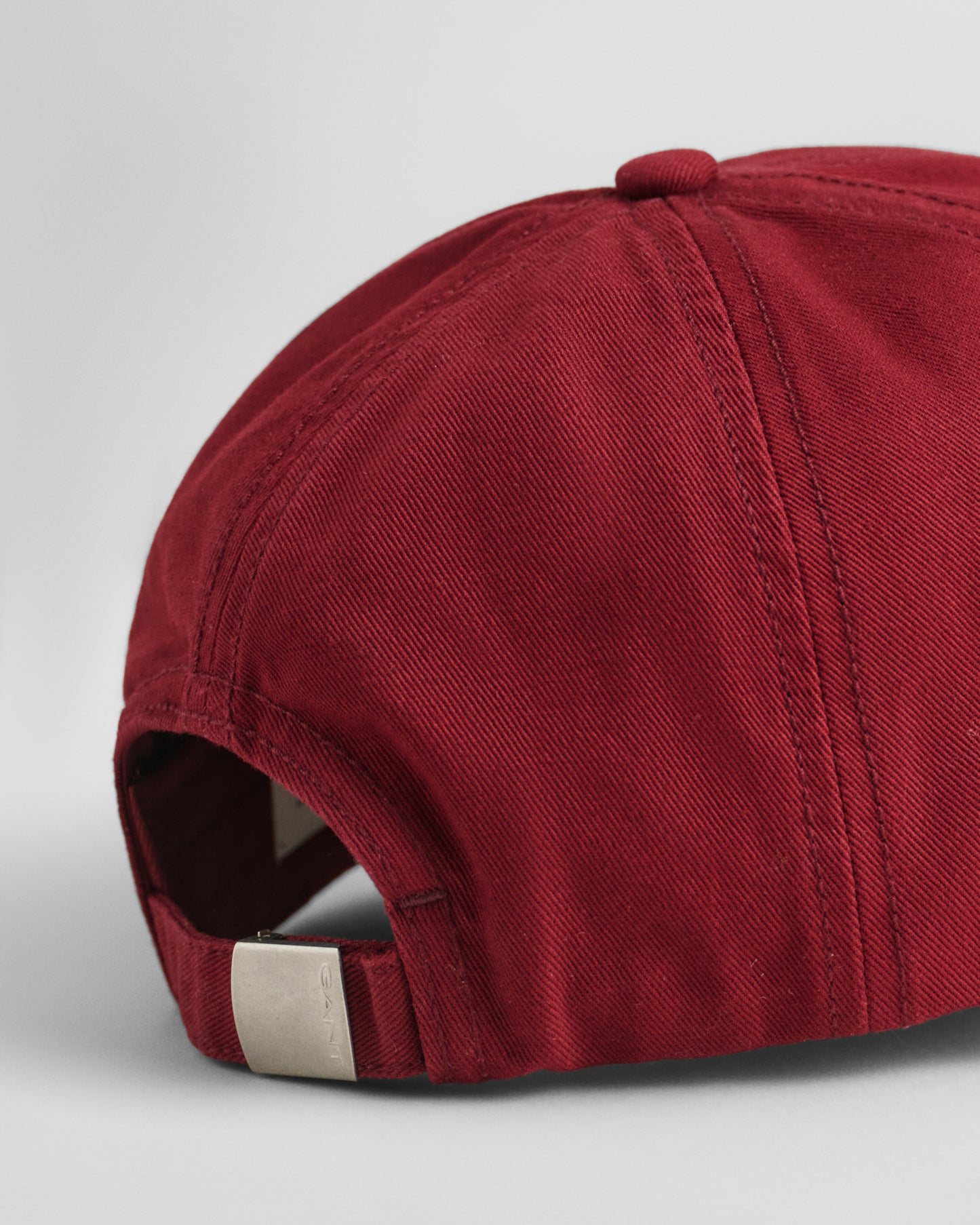 PLUMPED RED, SCRIPT WASHED COTTON CAP, CLOSE-UP BY GANT AU.