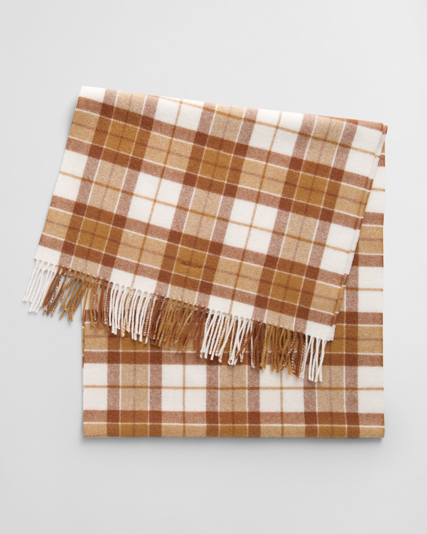 CUMIN BEIGE, CHECKED WOOL SCARF, FLAT-LAY BY GANT AU.