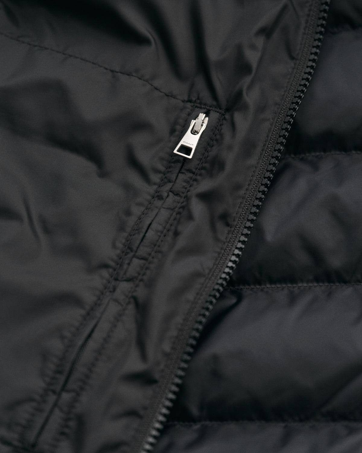 BLACK, LIGHT DOWN VEST, CLOSE-UP BY GANT AU.