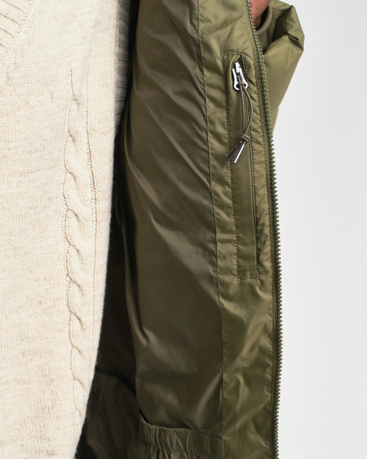 JUNIPER GREEN, ACTIVE CLOUD MID LENGTH JACKET, CLOSE-UP BY GANT AU.