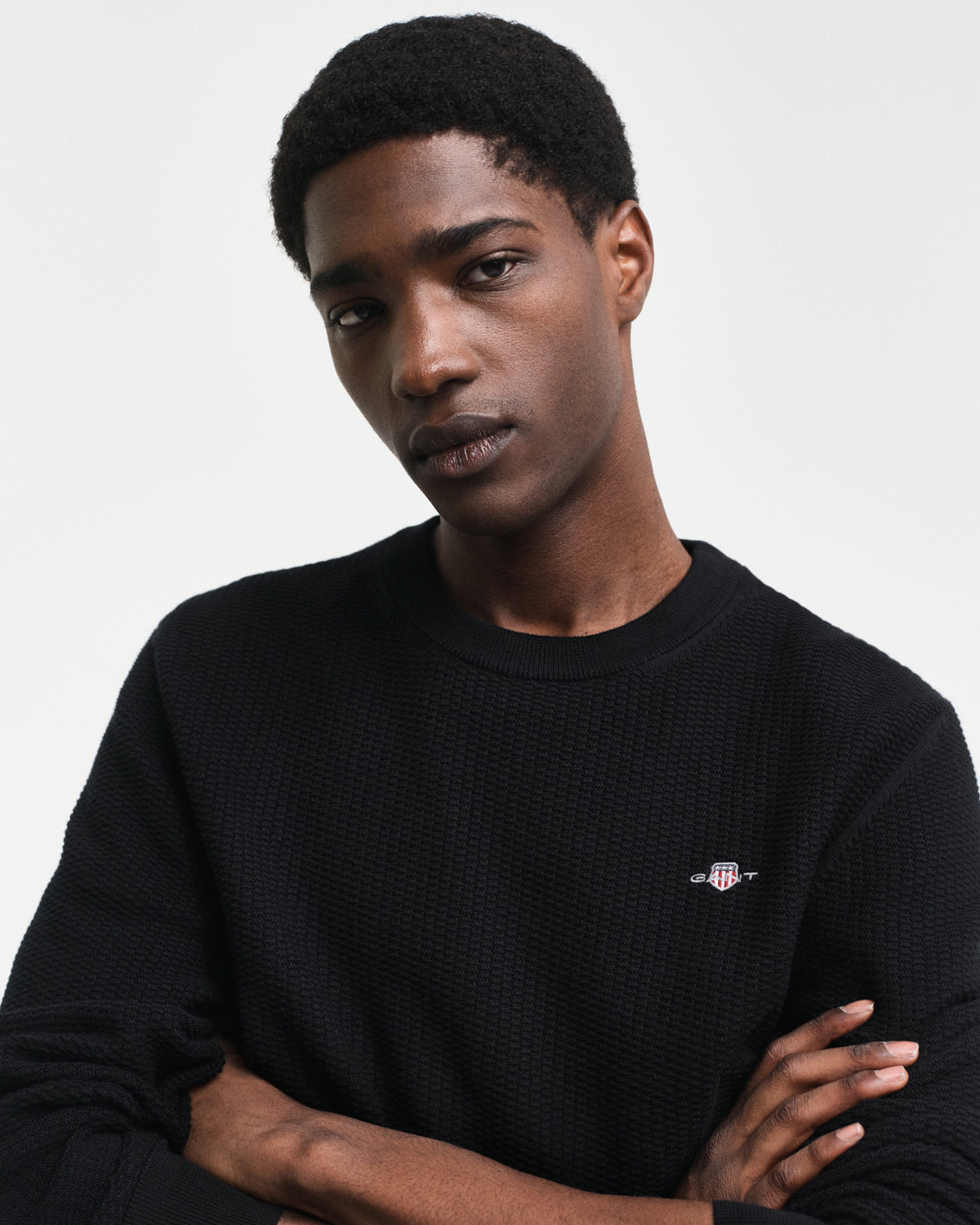 BLACK, COTTON MICRO TEXTURED C-NECK, CLOSE-UP BY GANT AU.