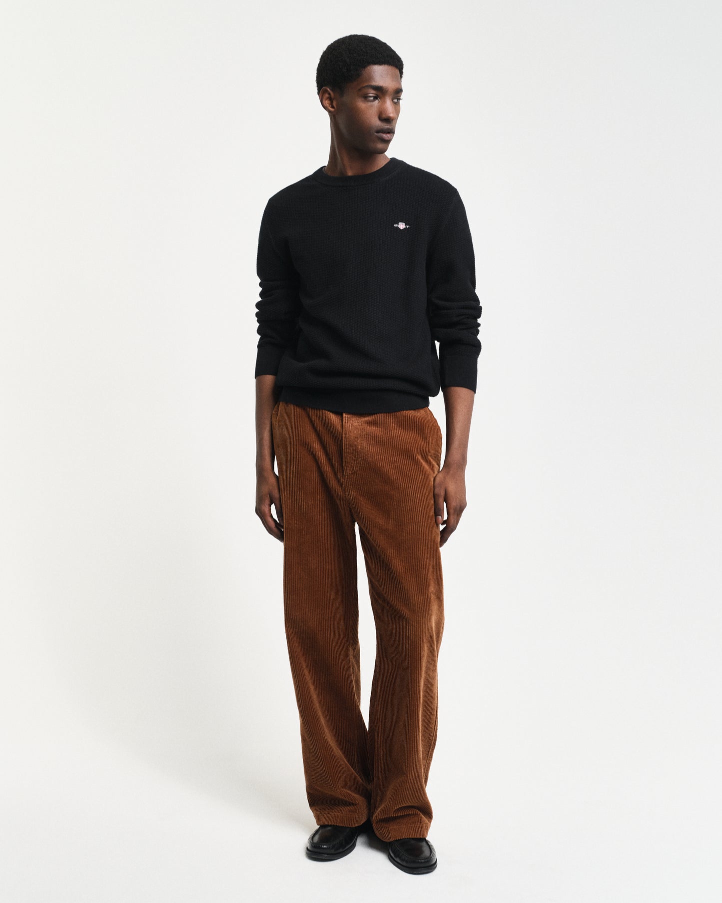 BLACK, COTTON MICRO TEXTURED C-NECK BY GANT AU.
