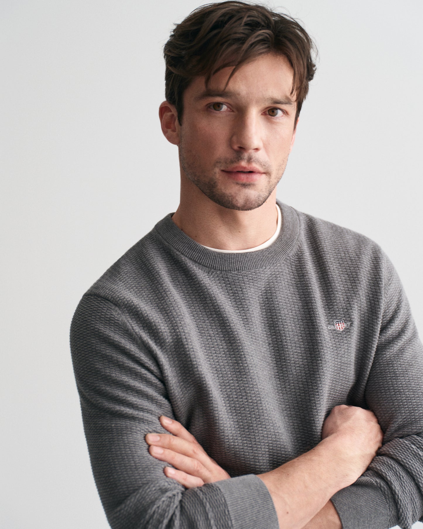 DARK GREY MELANGE, COTTON MICRO TEXTURED C-NECK, CLOSE-UP BY GANT AU.
