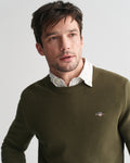 JUNIPER GREEN, COTTON MICRO TEXTURED C-NECK, CLOSE-UP BY GANT AU.